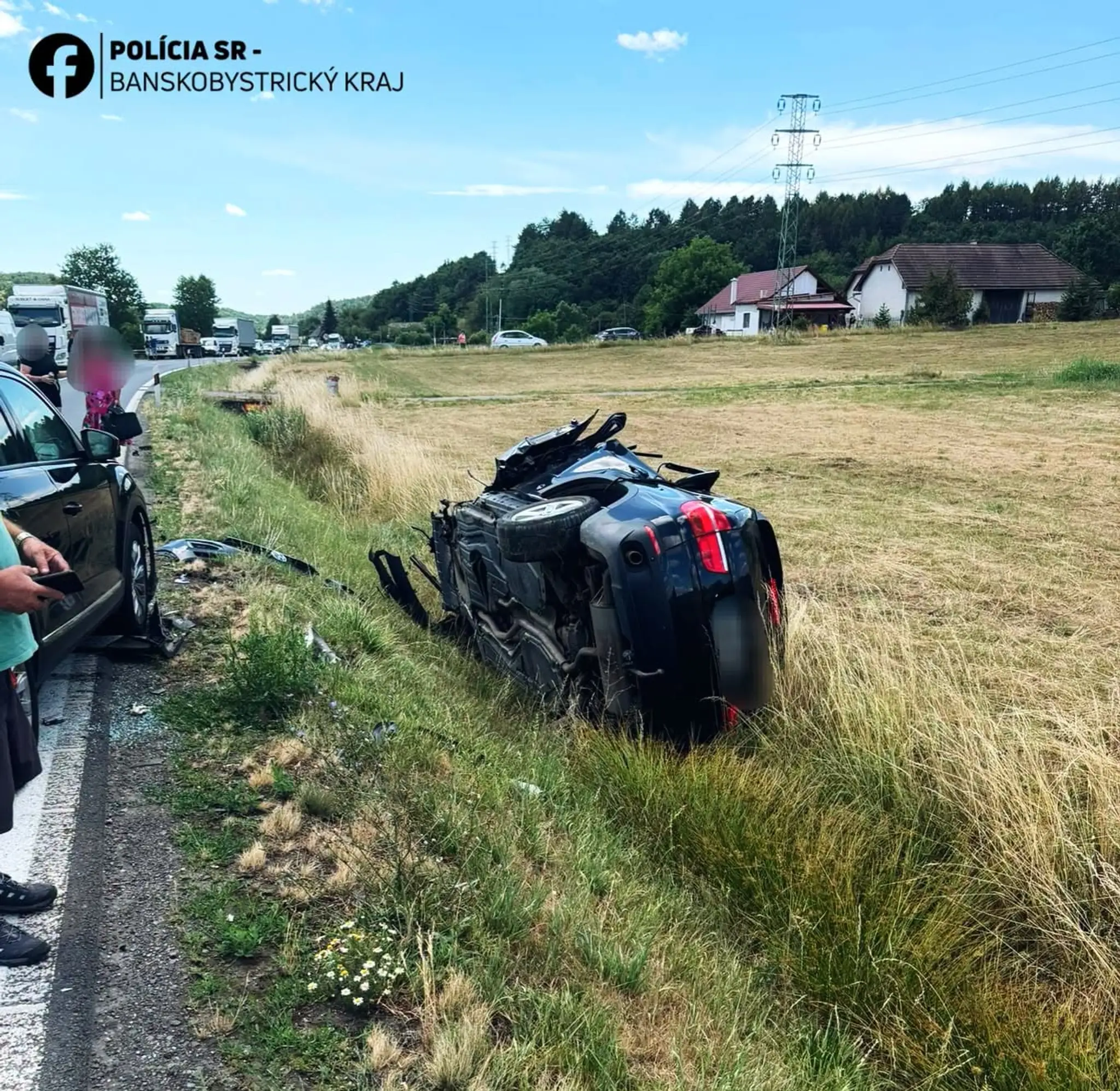 BMW v protismere narazilo do kamióna (2)