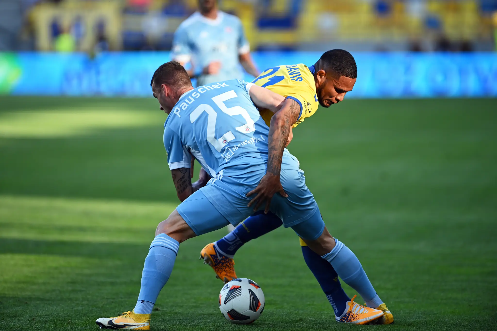 Eric Davis v súboji s Lukášom Pauschekom zo Slovana