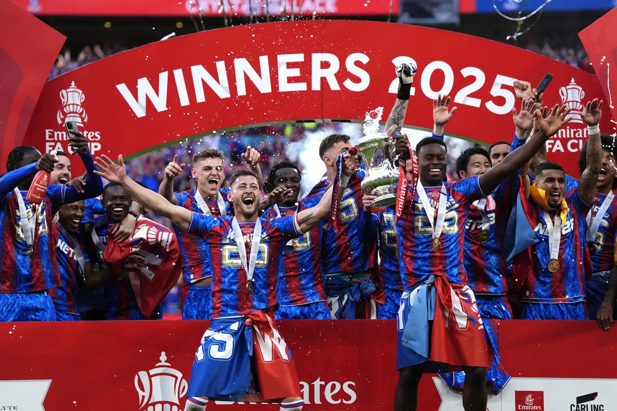 Hráči Crystal Palace sa radujú z FA Cupu