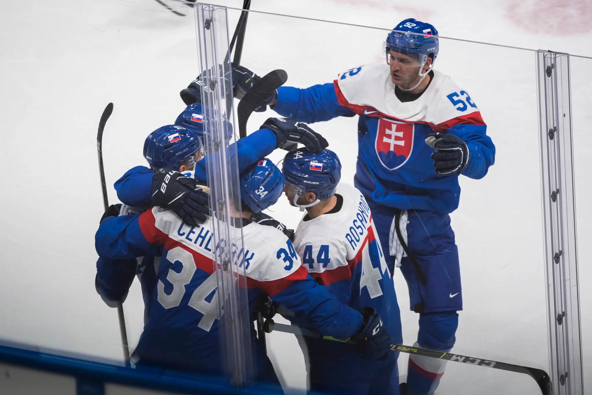 Hráči Slovenska oslavujú druhý gól v dueli s Lotyšskom na ZOH 2022.