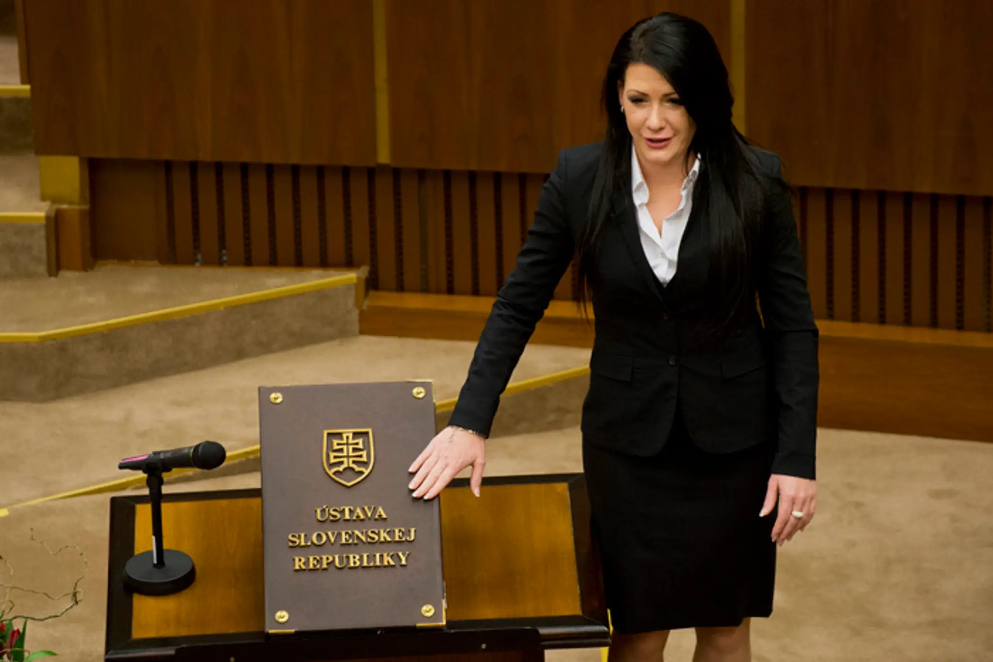 Jana Cigániková (SaS) skladá poslanecký sľub.