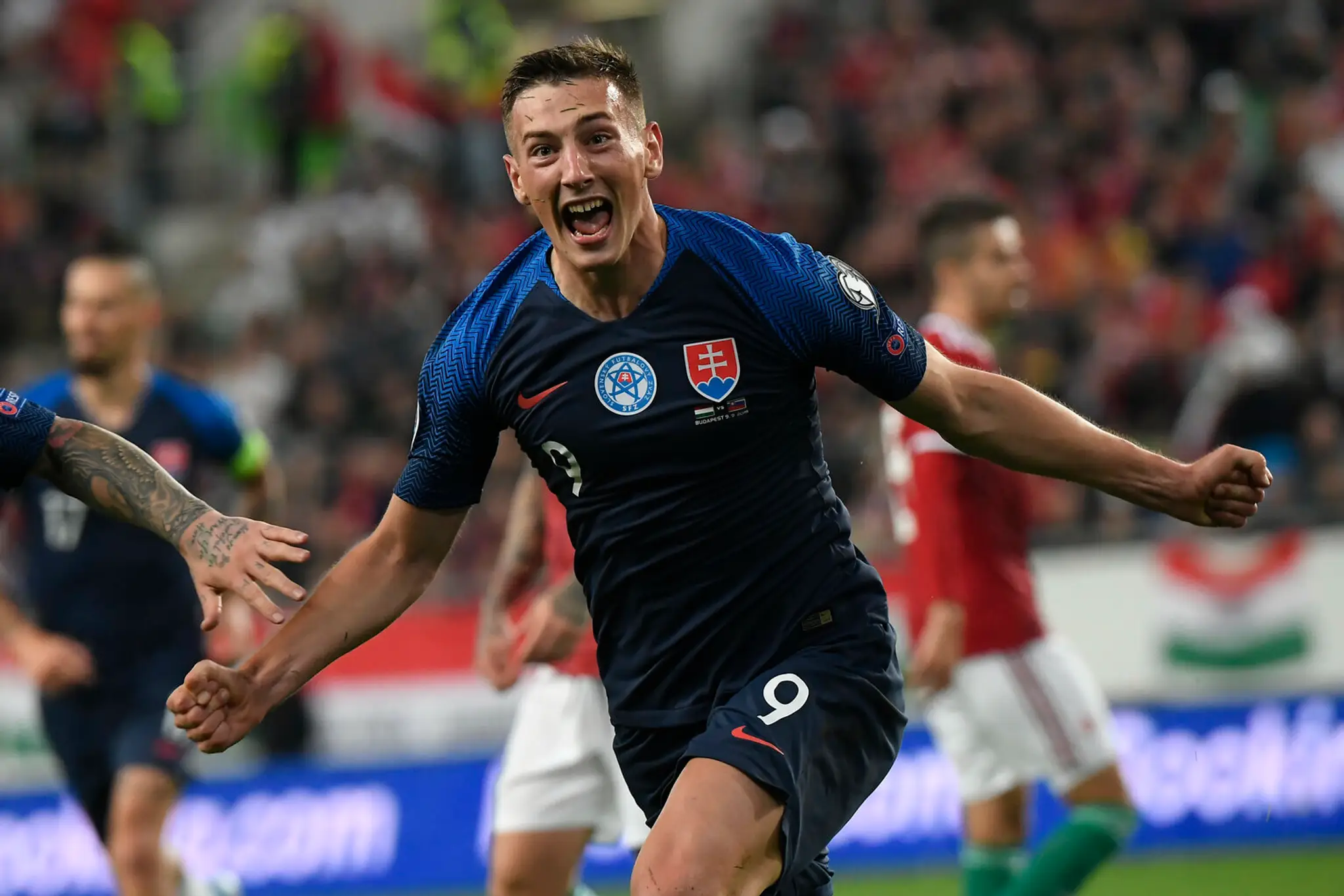 Walesan Gareth Bale oslavuje gól v kvalifikácii ME 2020 proti Azerbajdžanu.