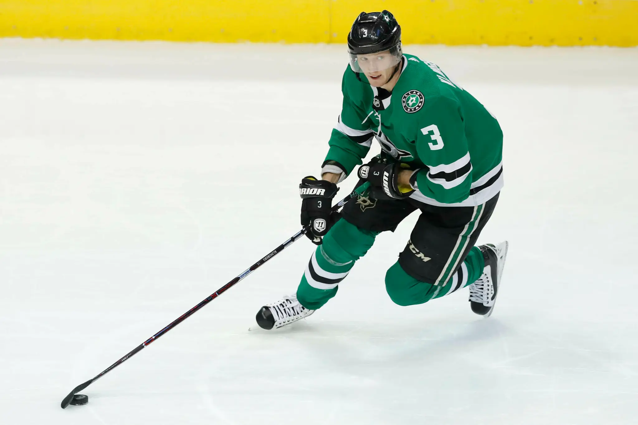 Mathew Barzal oslavuje so spoluhráčmi z NY Islanders v dueli proti Ottawe.