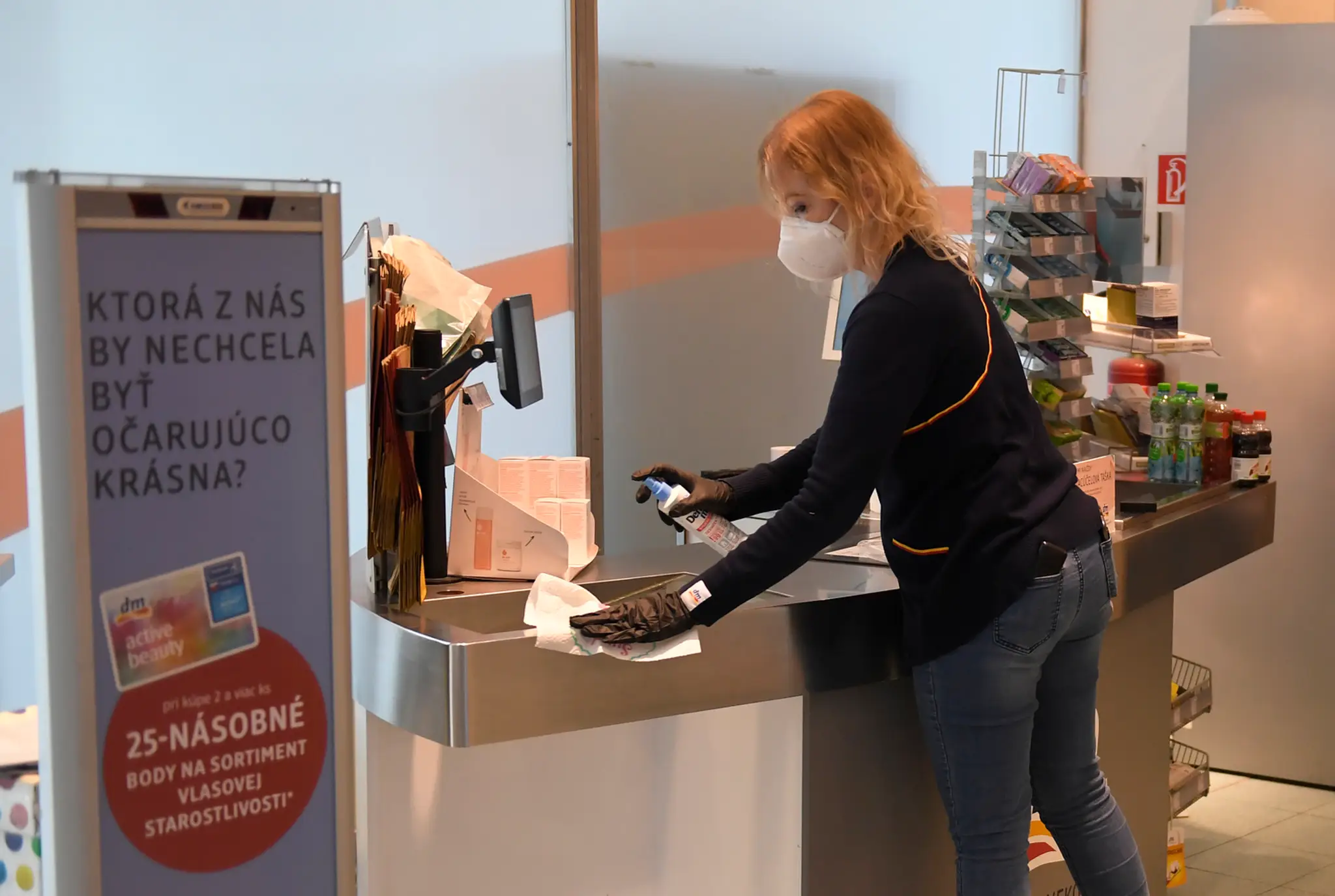 Žena našla na pláži extrémne vzácne veľrybie zvratky.