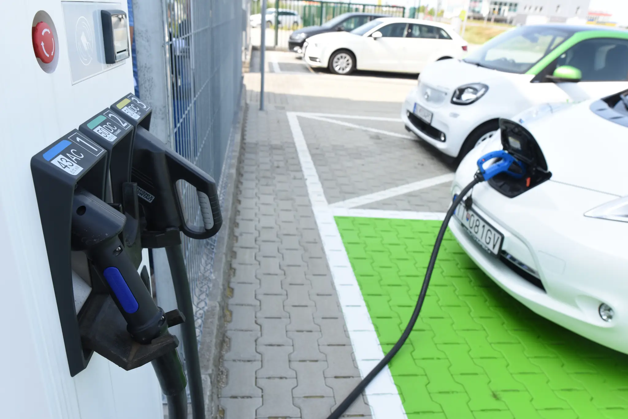 Na snímke nabíjanie elektromobilu 
