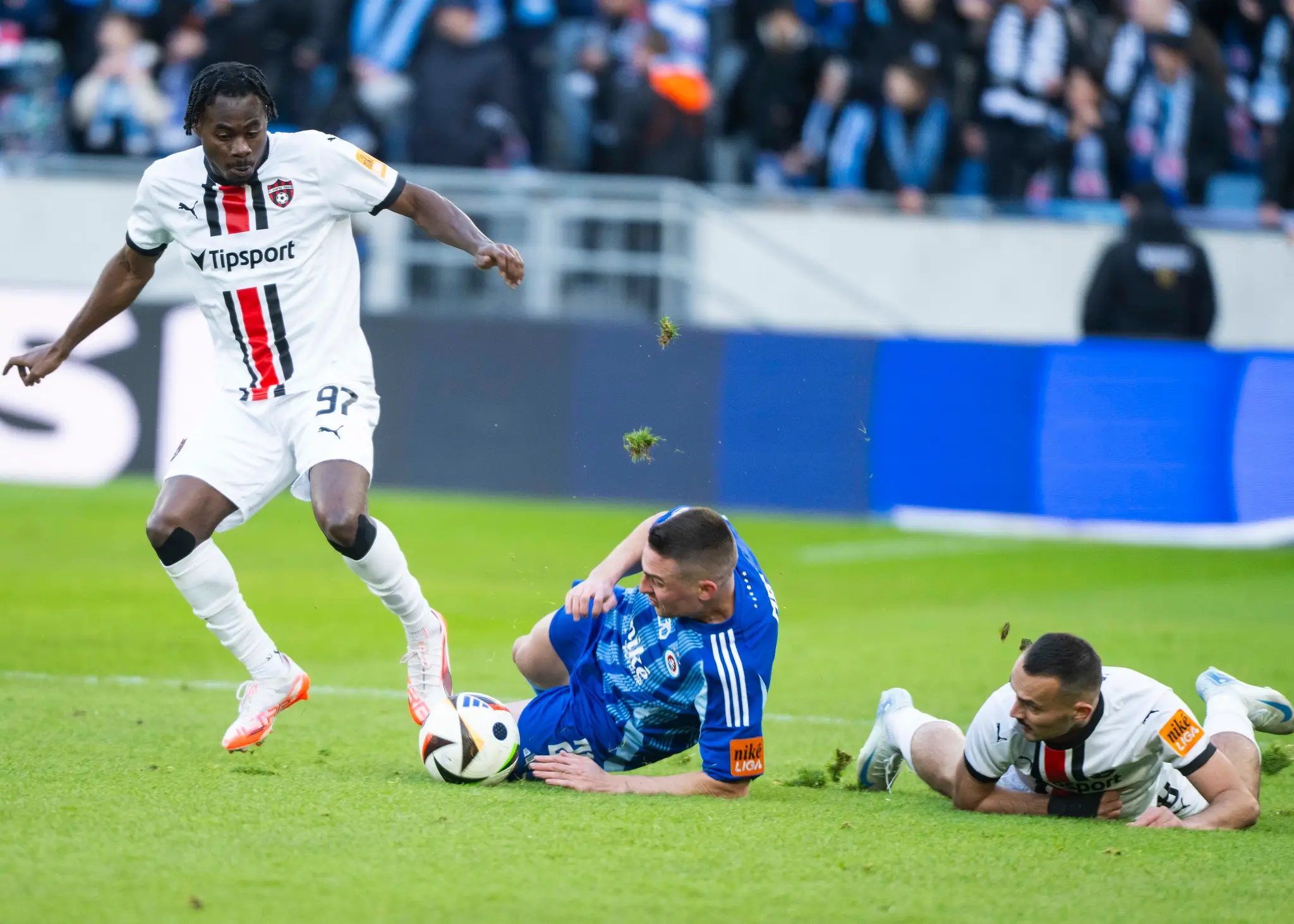 Na snímke zľava Kelvin Ofori (Trnava), Róbert Mak (Slovan) a Martin Šulek (Trnava).