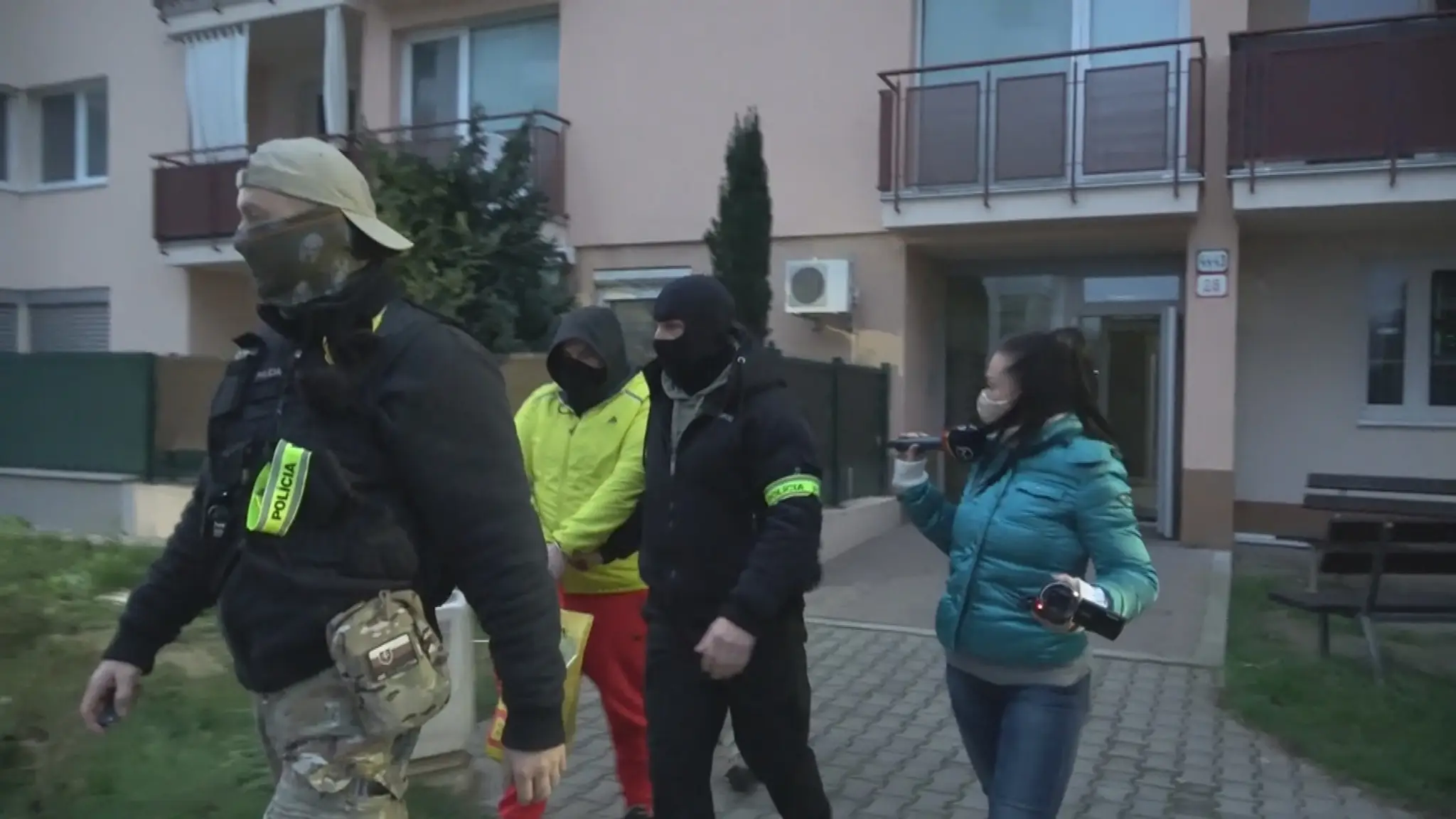 Chlapec sa hlavou zakliesnil v mačacom strome.