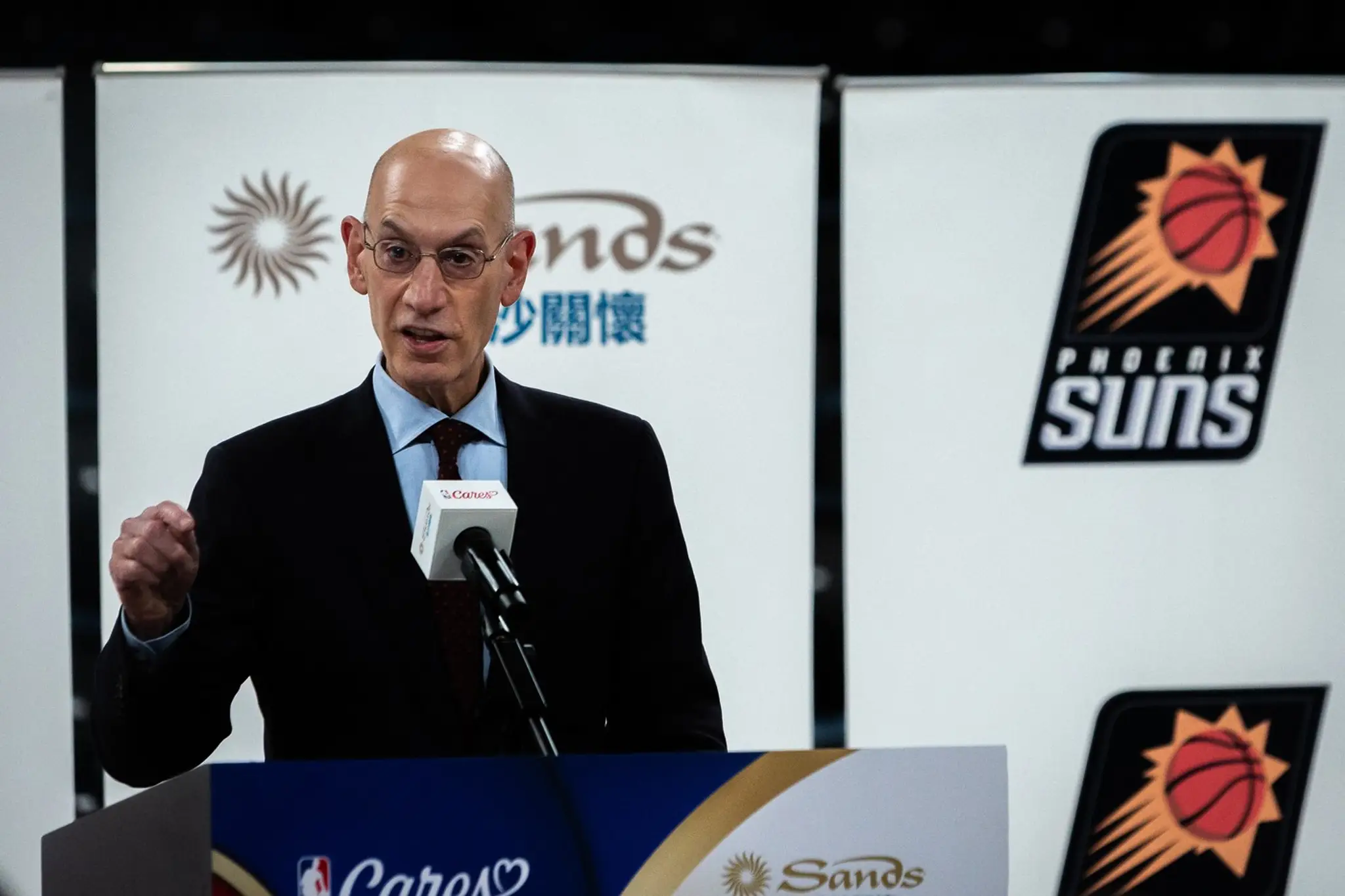 Komisár NBA Adam Silver.