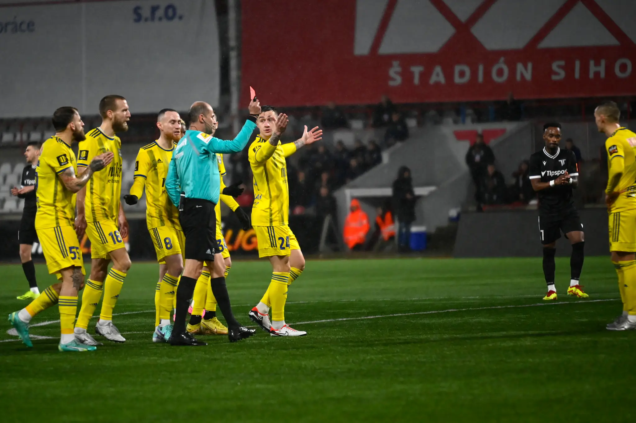 Na snímke hlavný rozhodca Michal Smolák udeľuje červenú kartu Oleksandrovi Golikovi