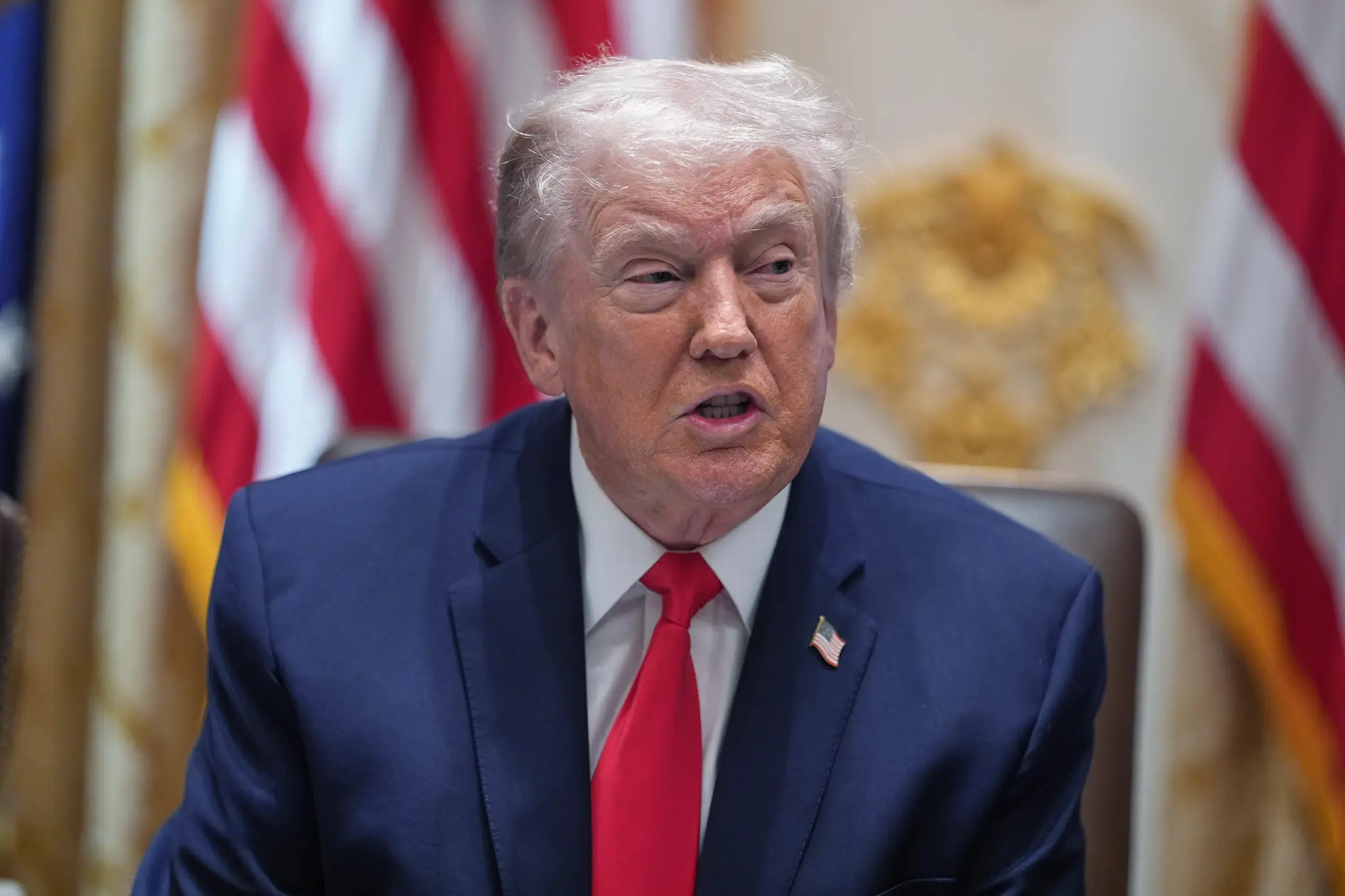 Americký prezident Donald Trump reční na zasadnutí kabinetu vo Washingtone.