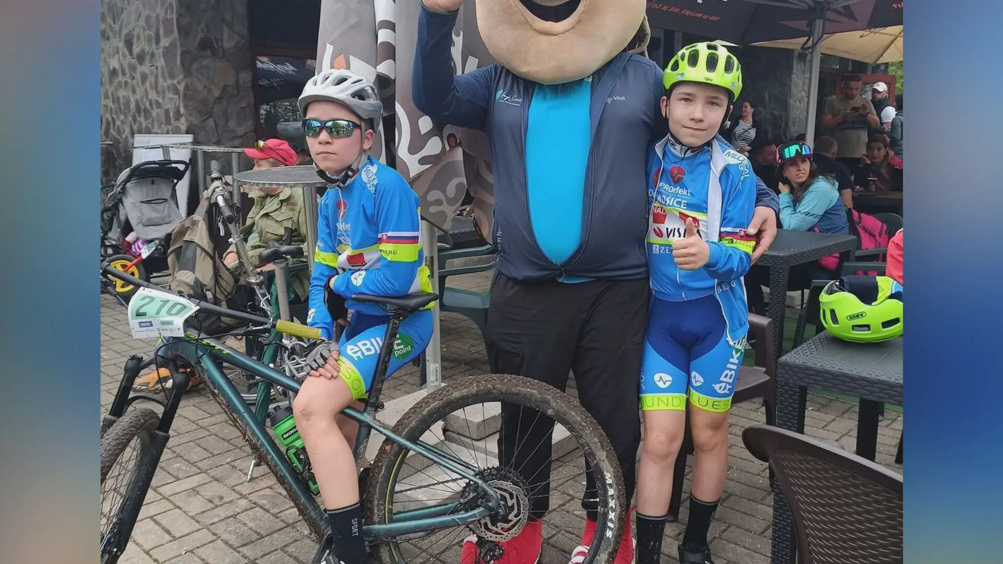 Dvojičky na bicykloch, na ktoré si sami zarobili.