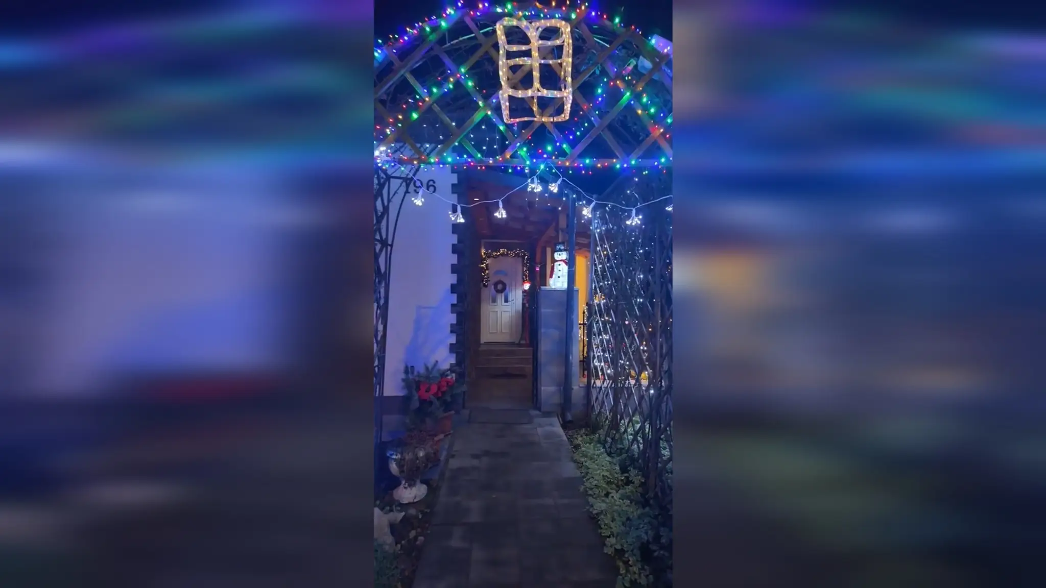 Pán Tibor s rodinou vyzdobuje svoj dom každý rok