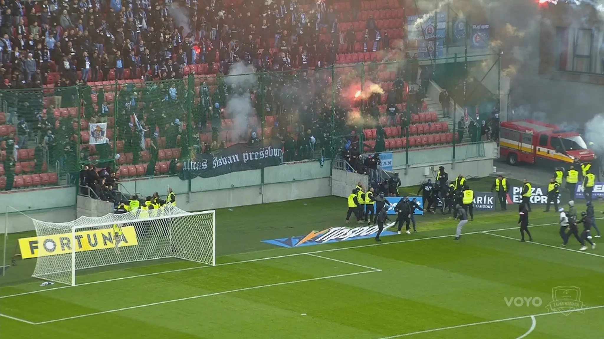 Futbaloví chuligani vtrhli na hraciu plochu.