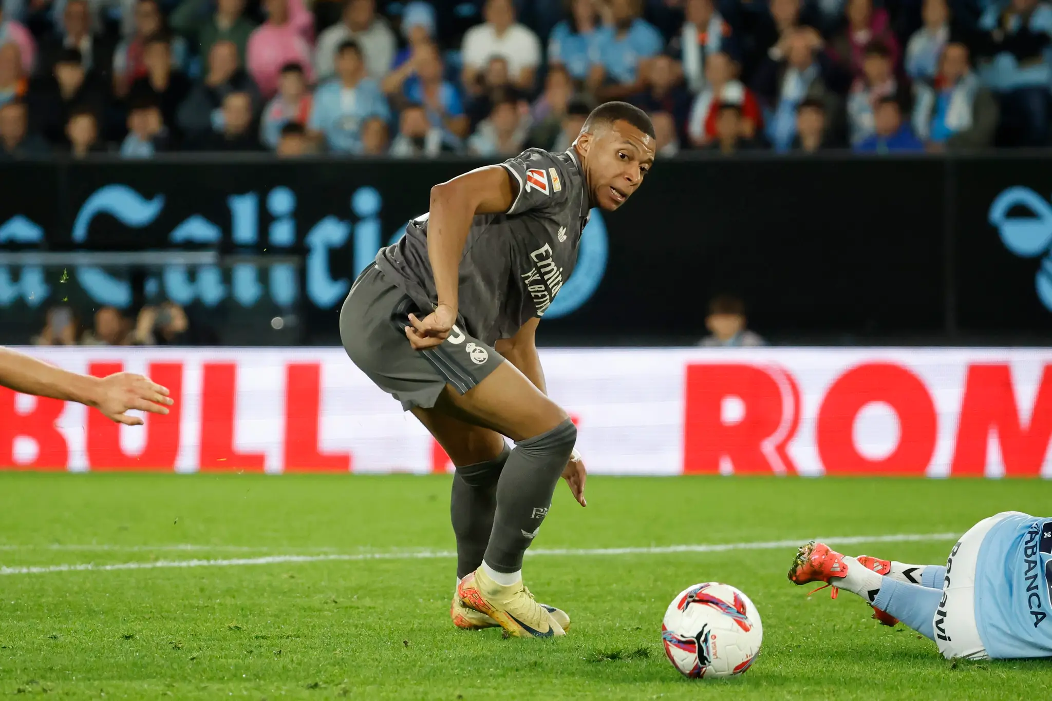 Kylian Mbappé v súboji o loptu.