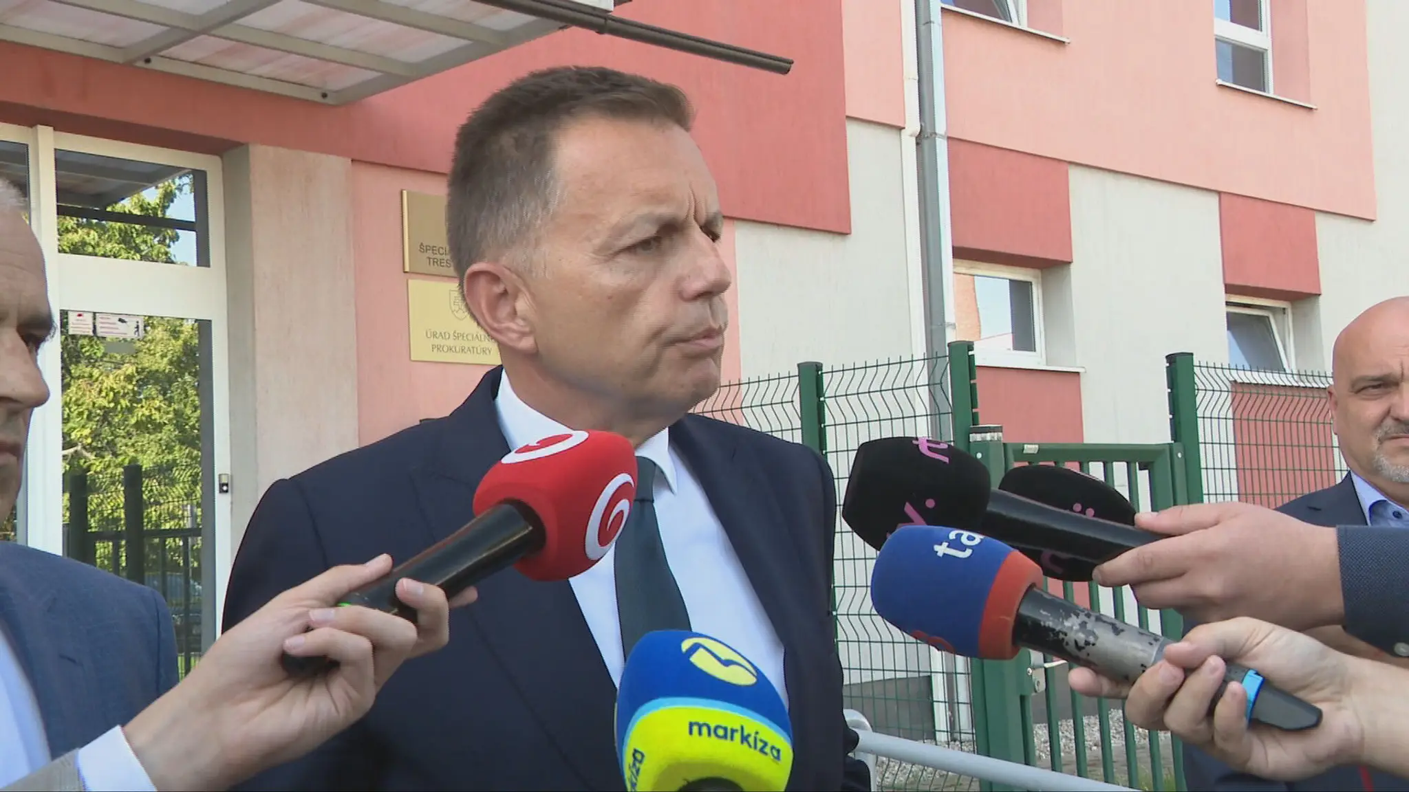 Peter Kažimír odpovedá na otázky novinárov.