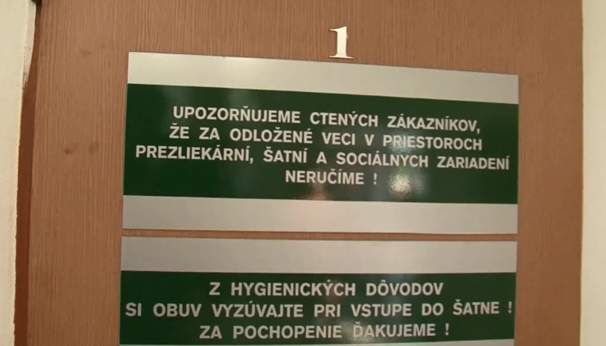 Výstražná tabuľa pre návštevníkov kúpaliska