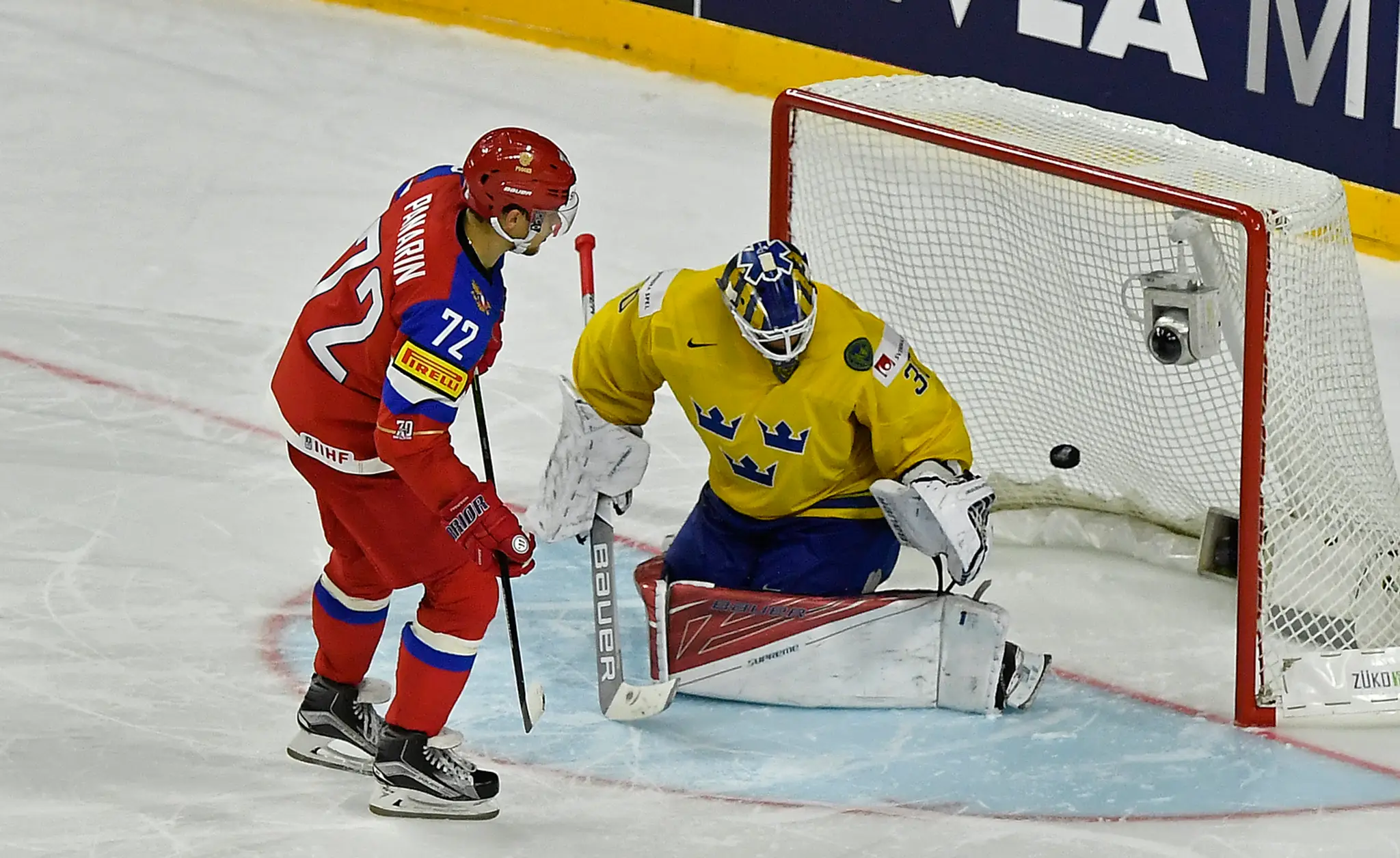 Snajper Ruska Artemi Panarin (vľavo) sa snaží skórovať proti Švédsku na MS 2017, v bránke stojí Viktor Fasth.