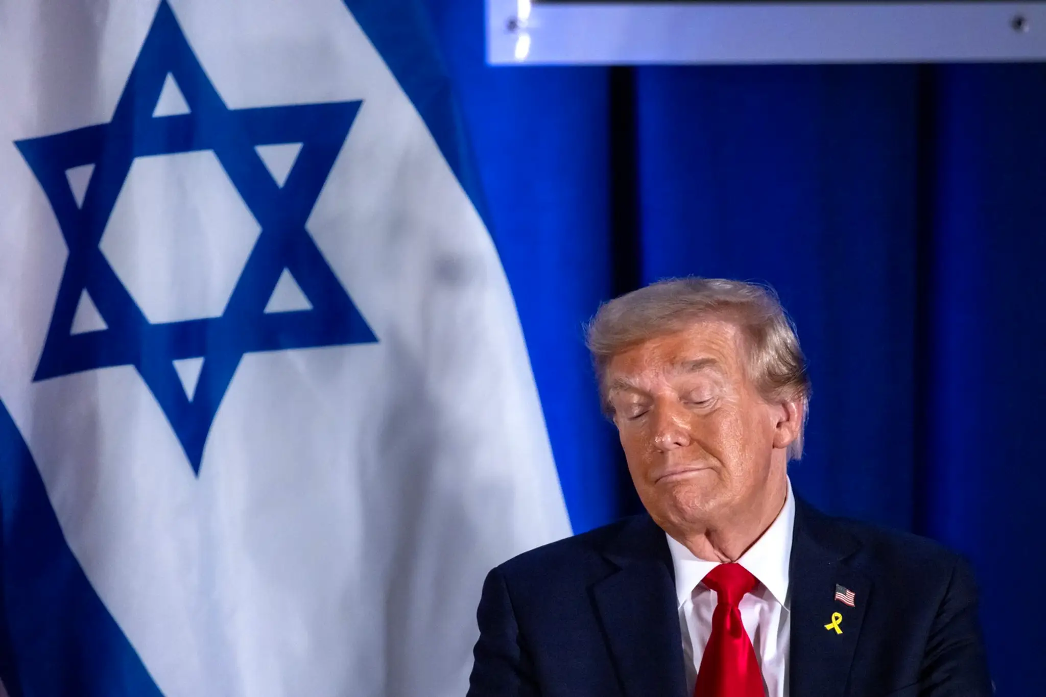 Donald Trump si počas kampaňového mítingu v Miami pripomenul výročie teroristického útoku Hamasu na Izrael.