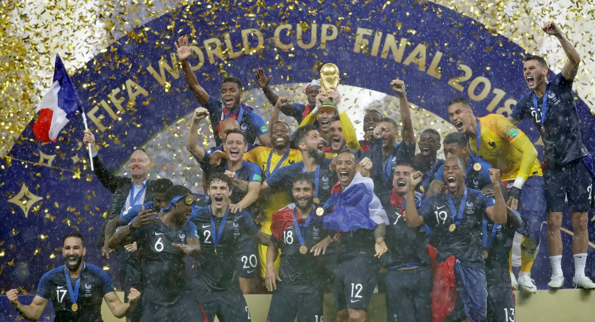 Francúzski hráči pózujú s víťaznou trofejou po víťazstve nad Chorvátskom.
