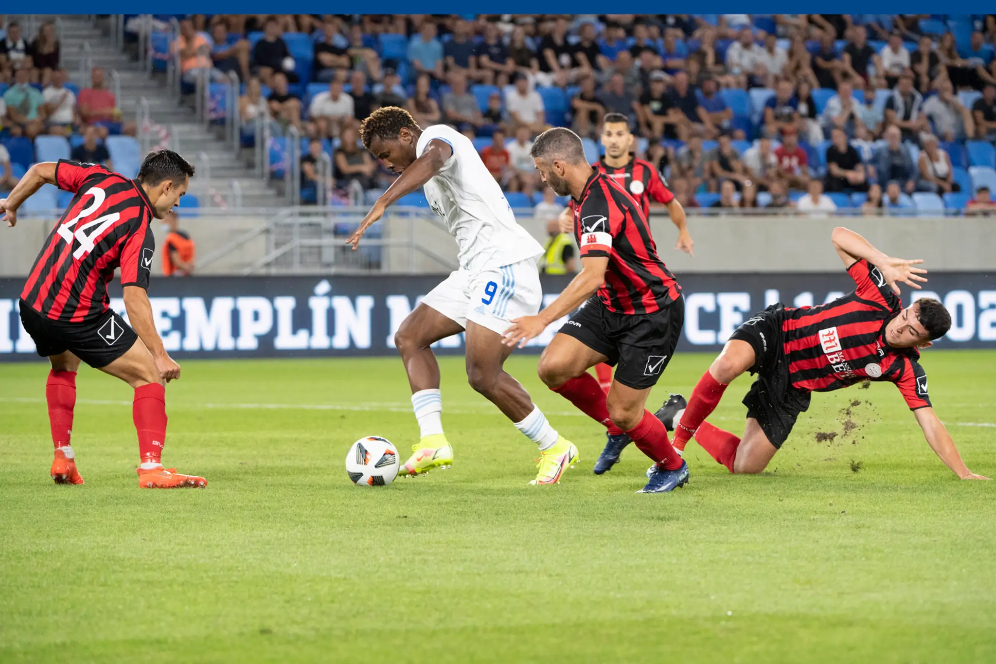 Na snímke druhý zľava útočník Ezekiel Henty (Slovan), vľavo John Sergeant a druhý sprava útočník Lee Casciaro (obaja Lincoln).