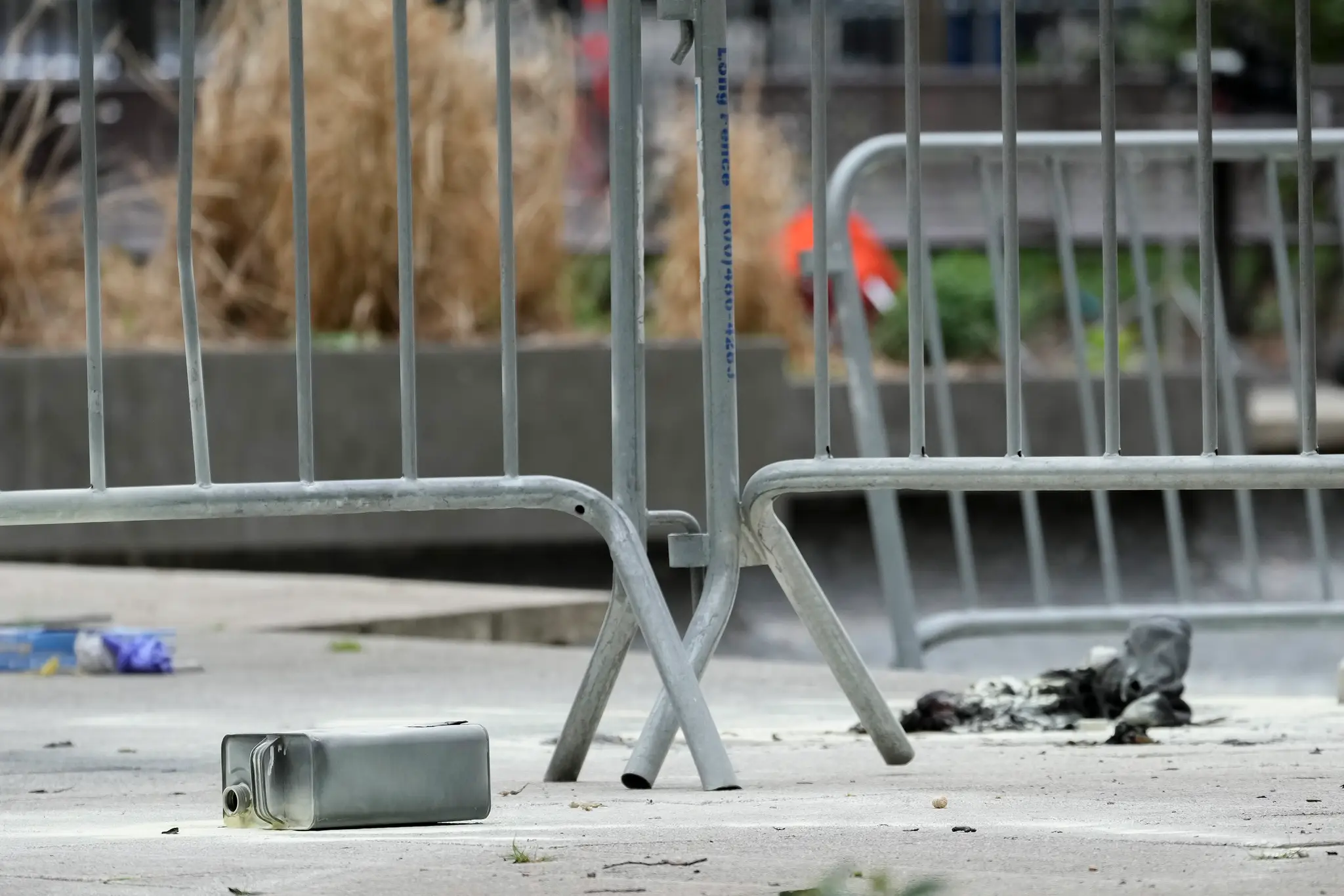 Oproti súdnej sieni počas procesu s Trumpom sa podpálil muž