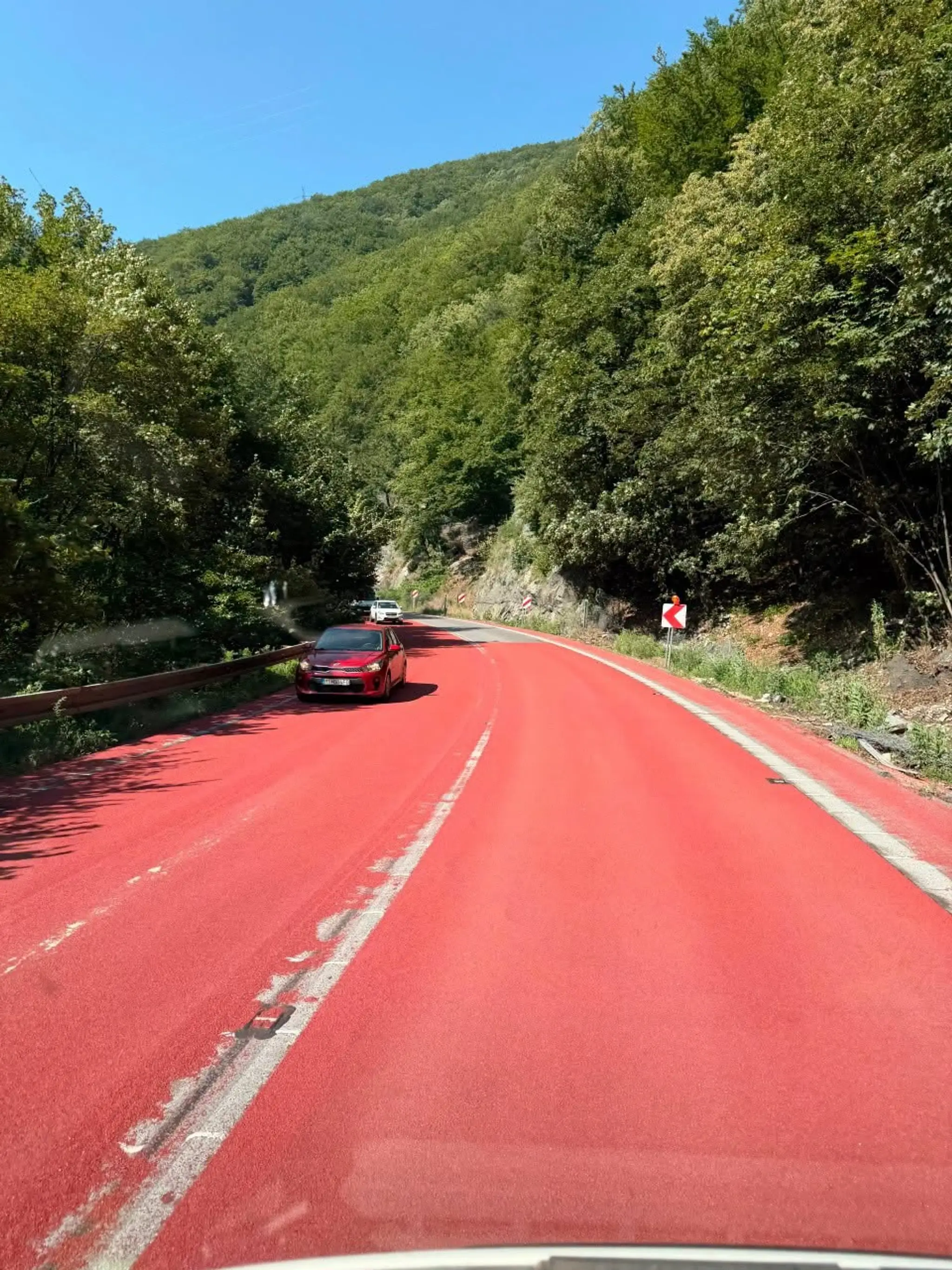 Červený asfalt