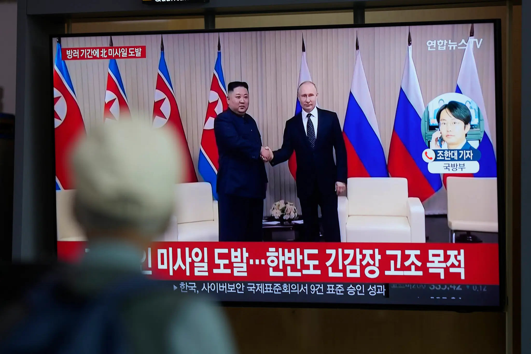 Na snímke Vladimir Putin ako si podáva ruku s Kim Čong-unom.
