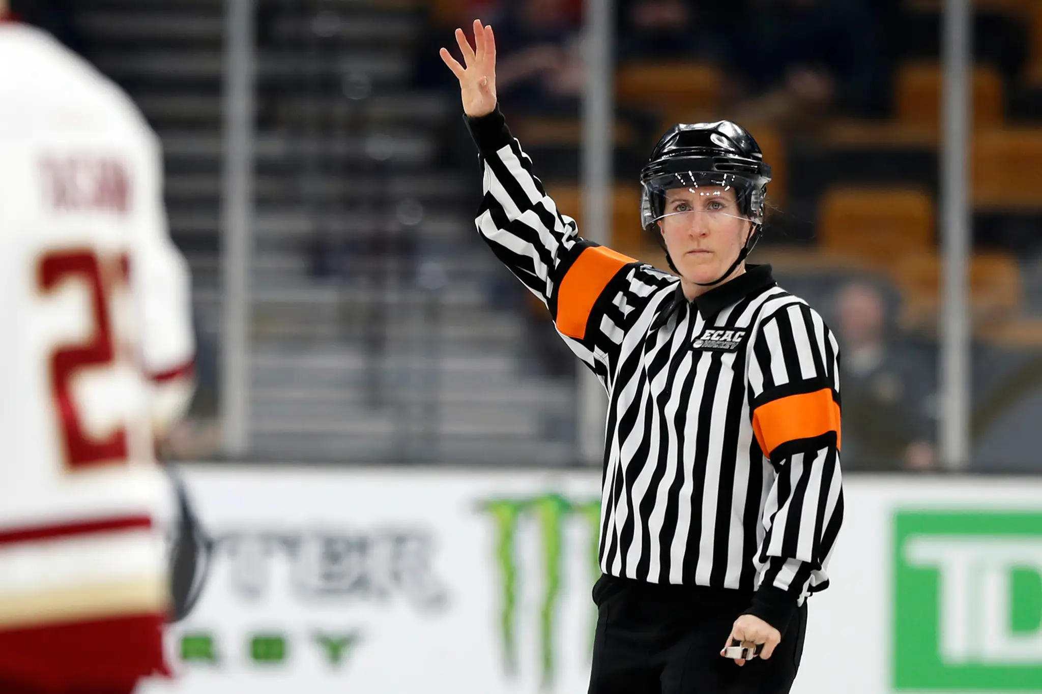  Na snímke hokejová rozhodkyňa Katie Guayová.