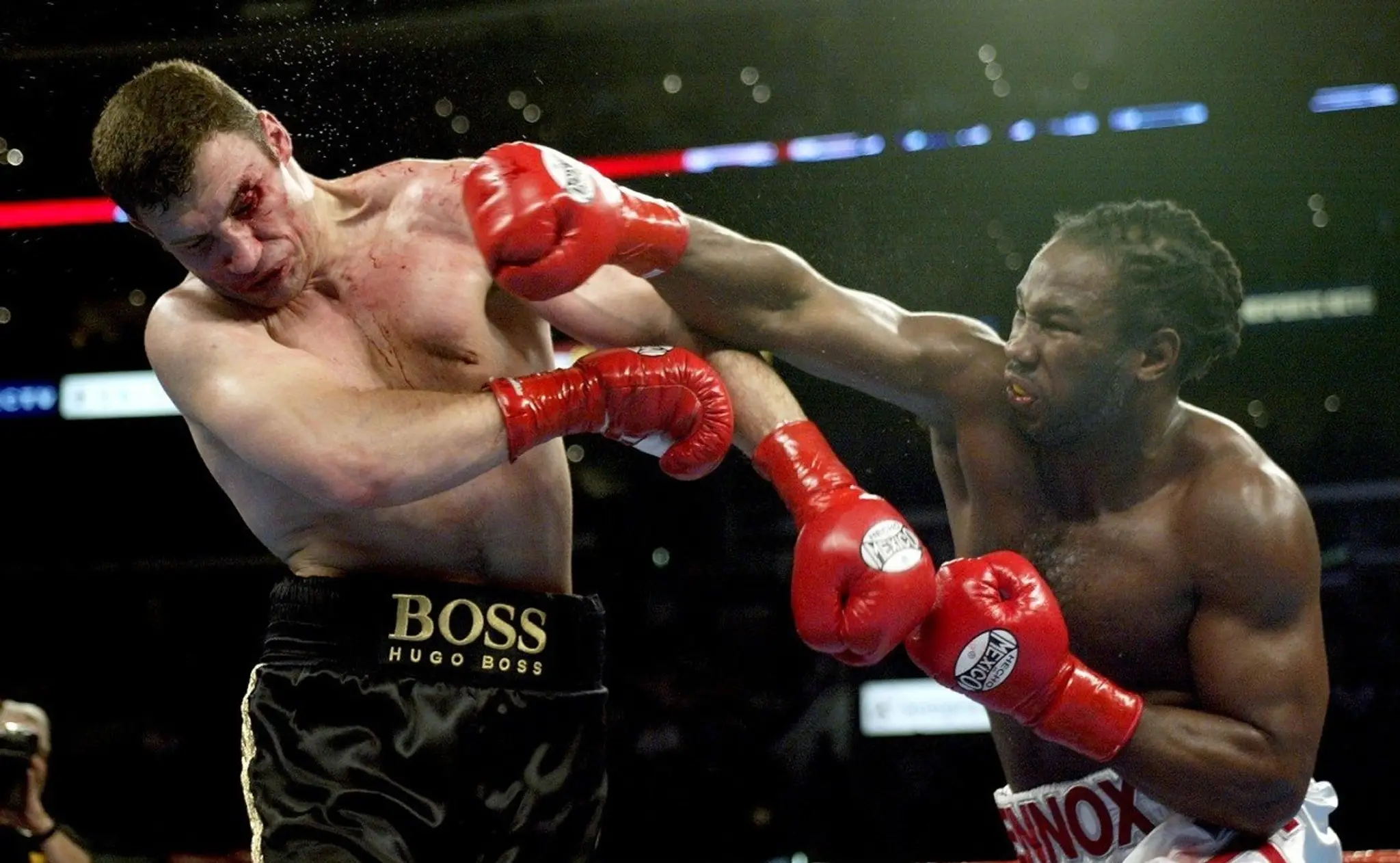 Vitalij Kličko a Lennox Lewis počas titulového zápasu na archívnej fotke z roku 2003.