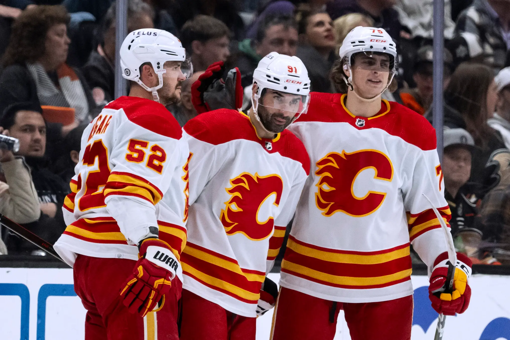 Martin Pospíšil (vpravo) na archívnej snímke so spoluhráčmi z Calgary.