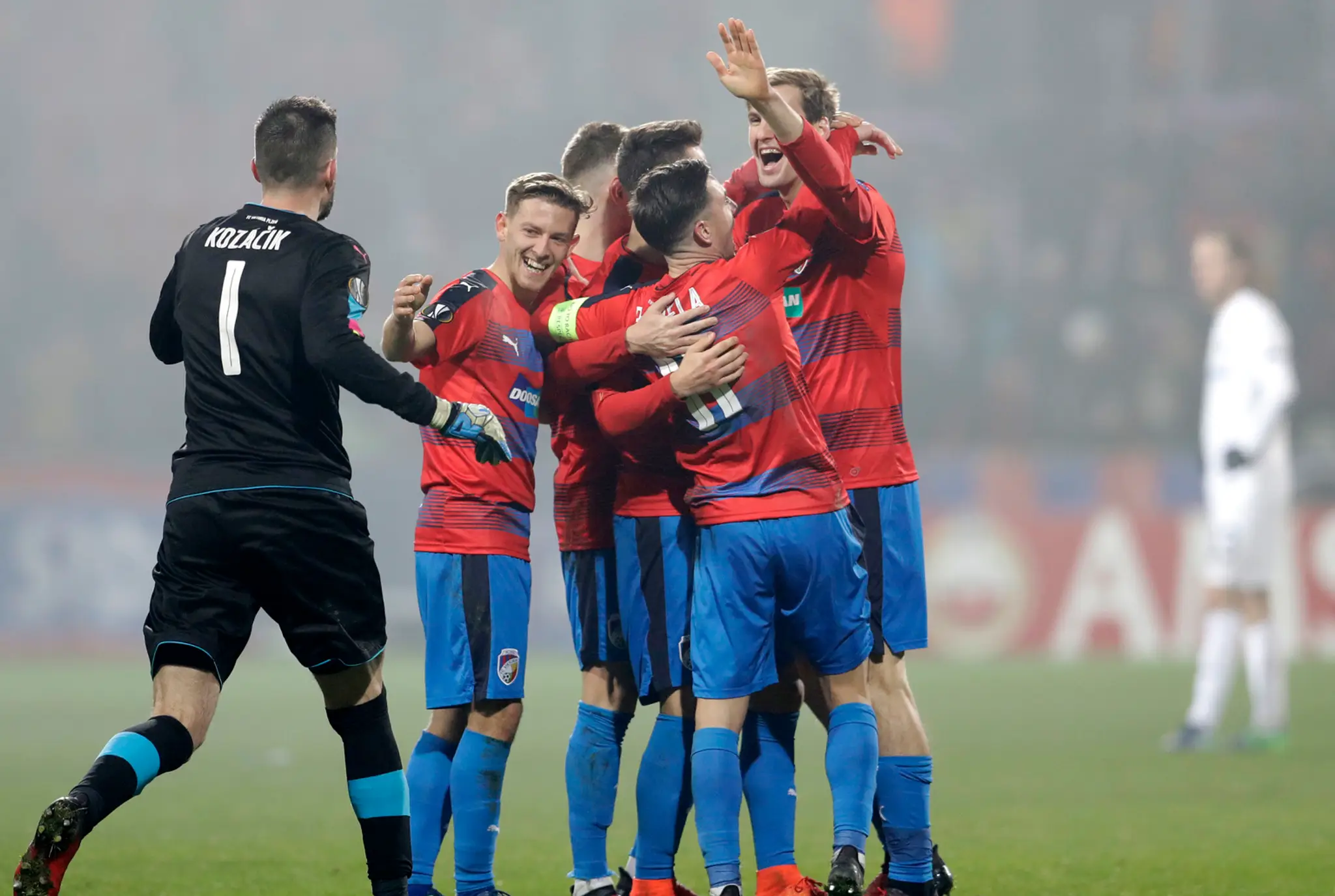 Radosť hráčov Viktorie Plzeň po triumfe 3:2 v dueli EL nad Austriou Viedeň.