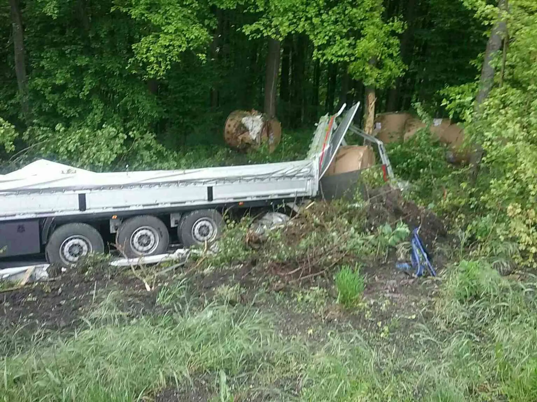 Vodič poľského kamióna havaroval v Krupine, zostal zakliesnený v kabíne