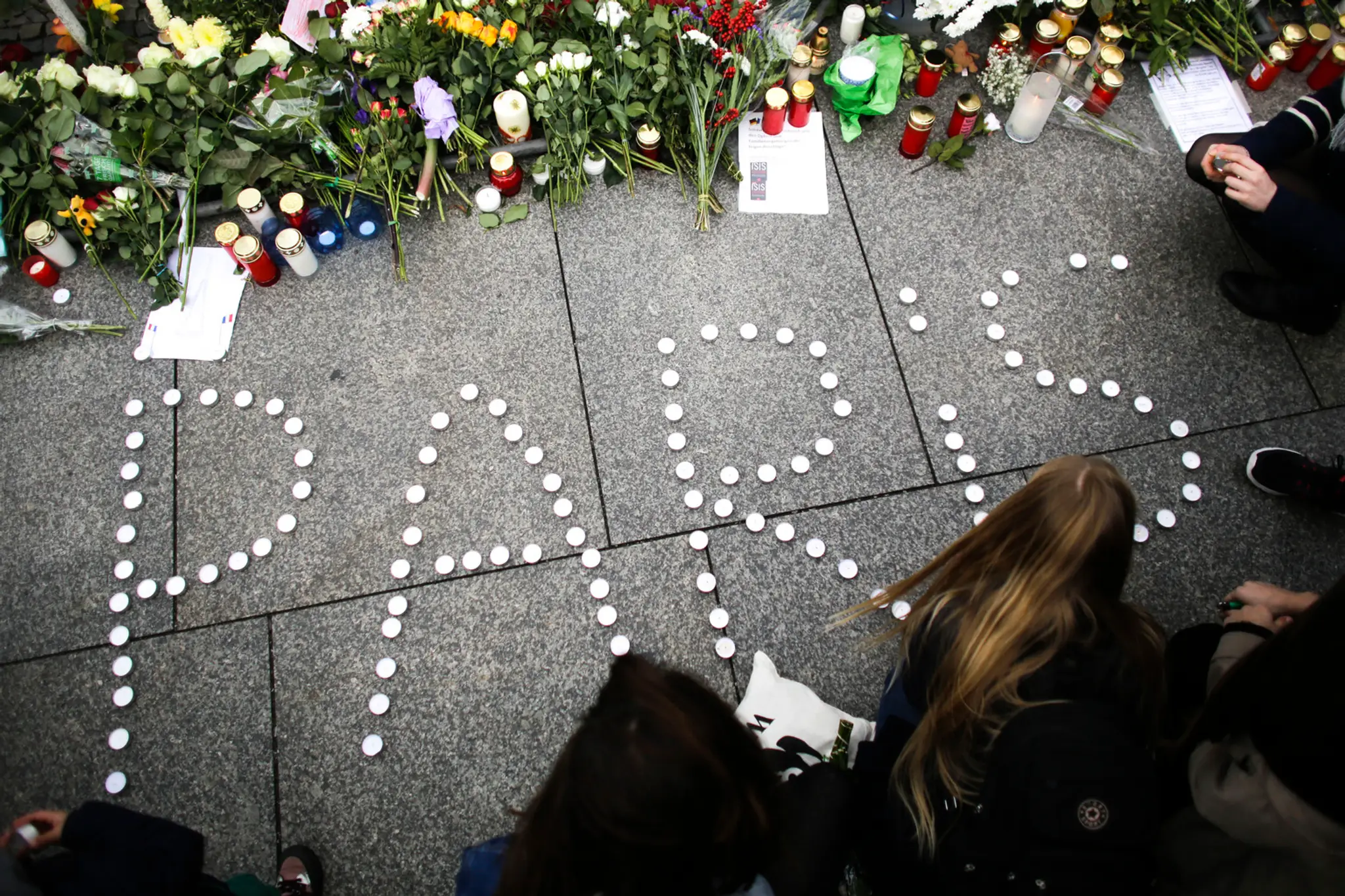 Mladá žena vytvorila nápis Paris z čajových sviečok 