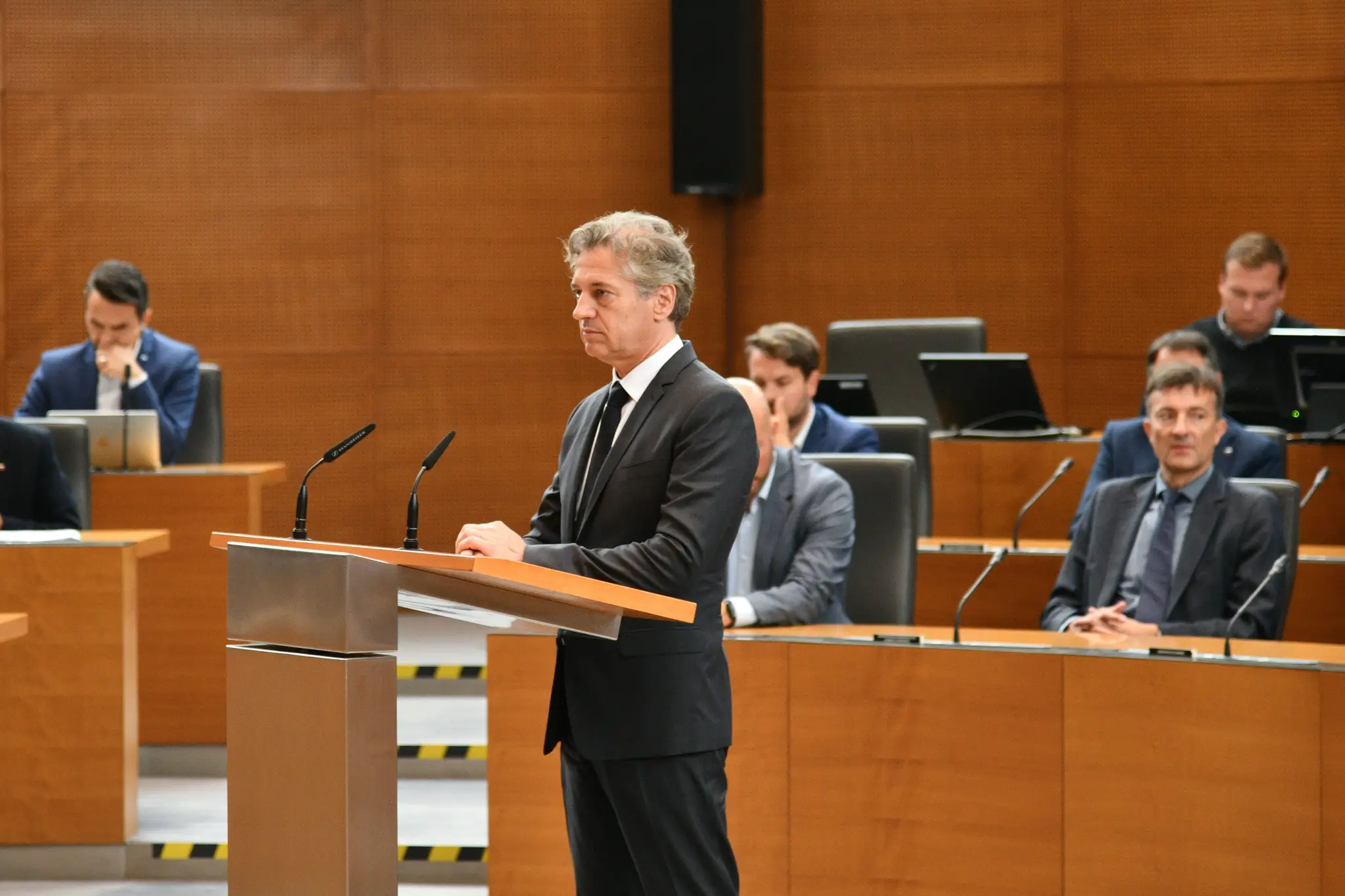 Slovinský premiér vystupuje v parlamente v Ľubľane.