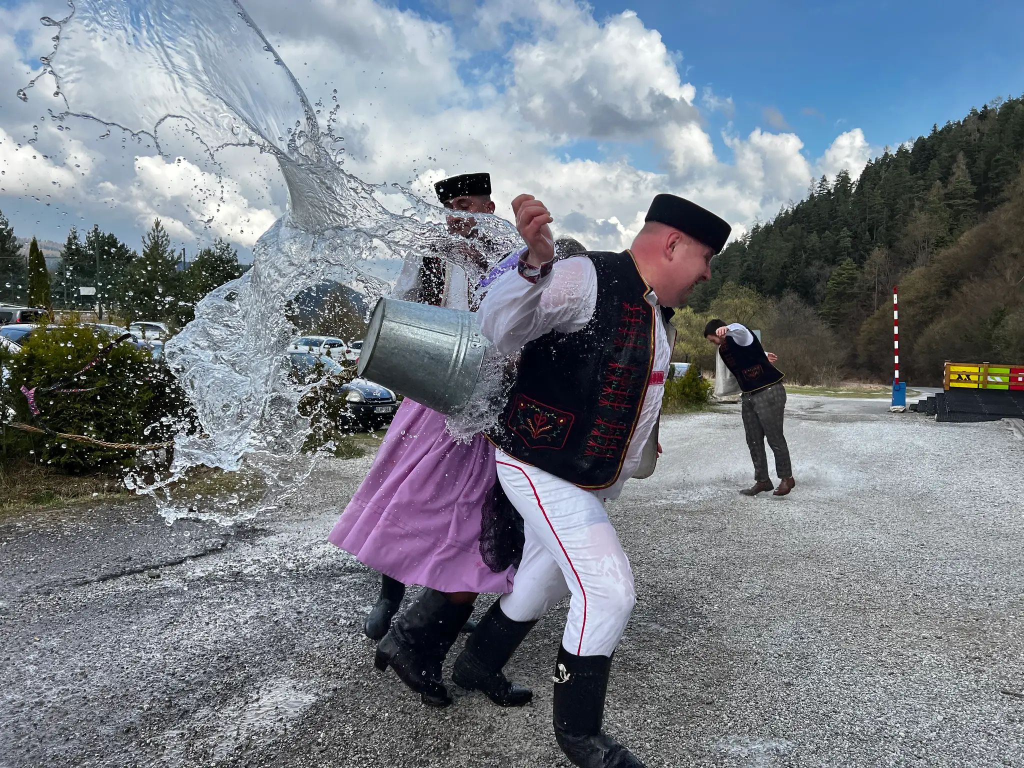 Členovia Folklórneho súboru Krompašan z Krompách oblievali a šibali svoje kolegyne nielen v meste, ale i v susednej obci Slovinky.