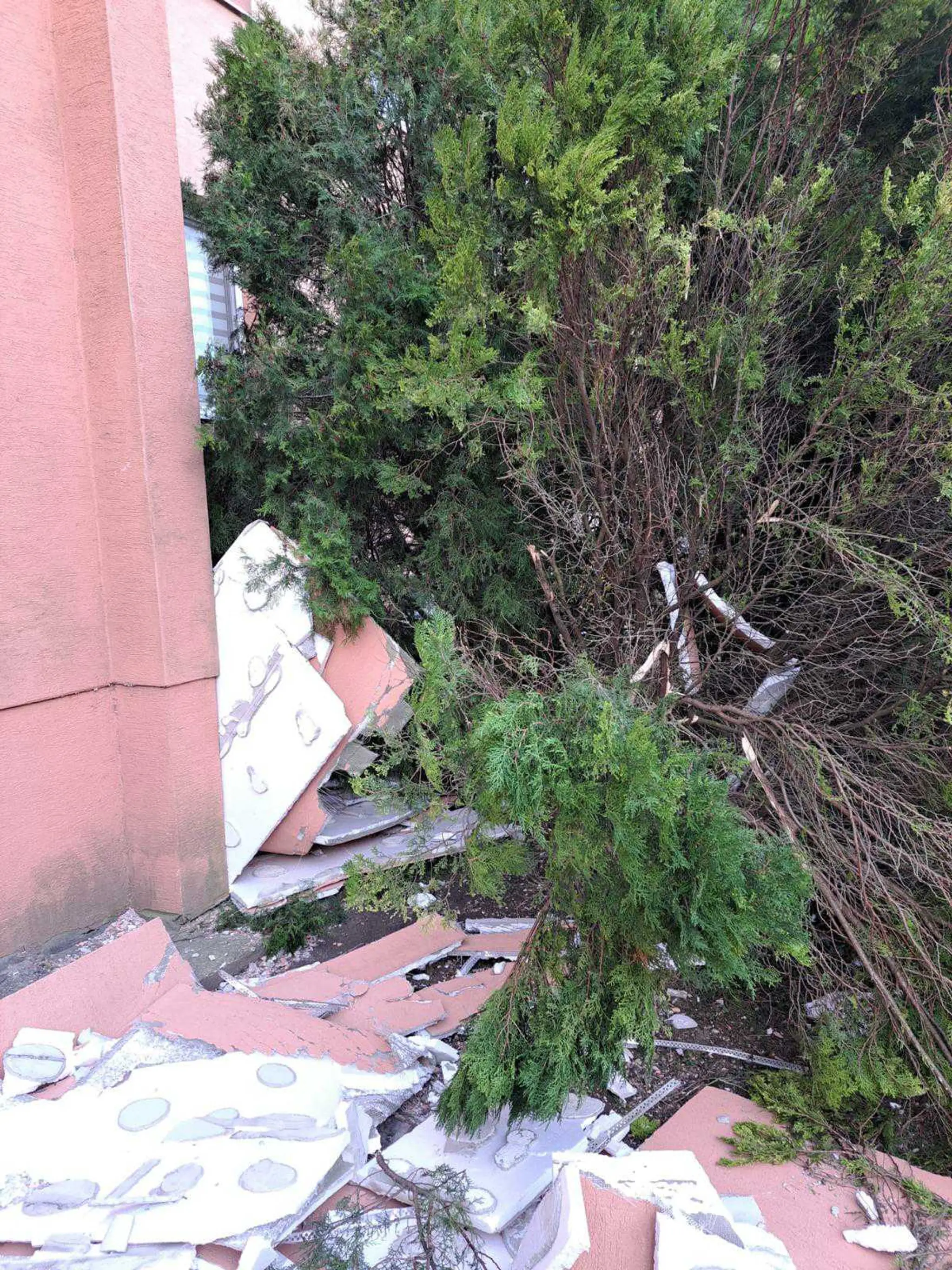 Silný vietor v Trnave strhol kusy zateplenia