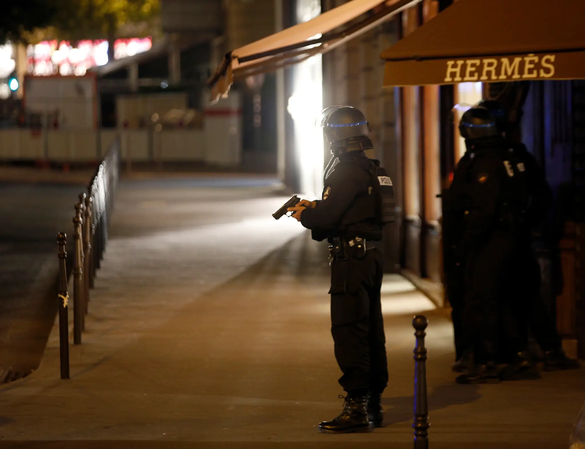 Parížski policajti obsadili celý bulvár.
