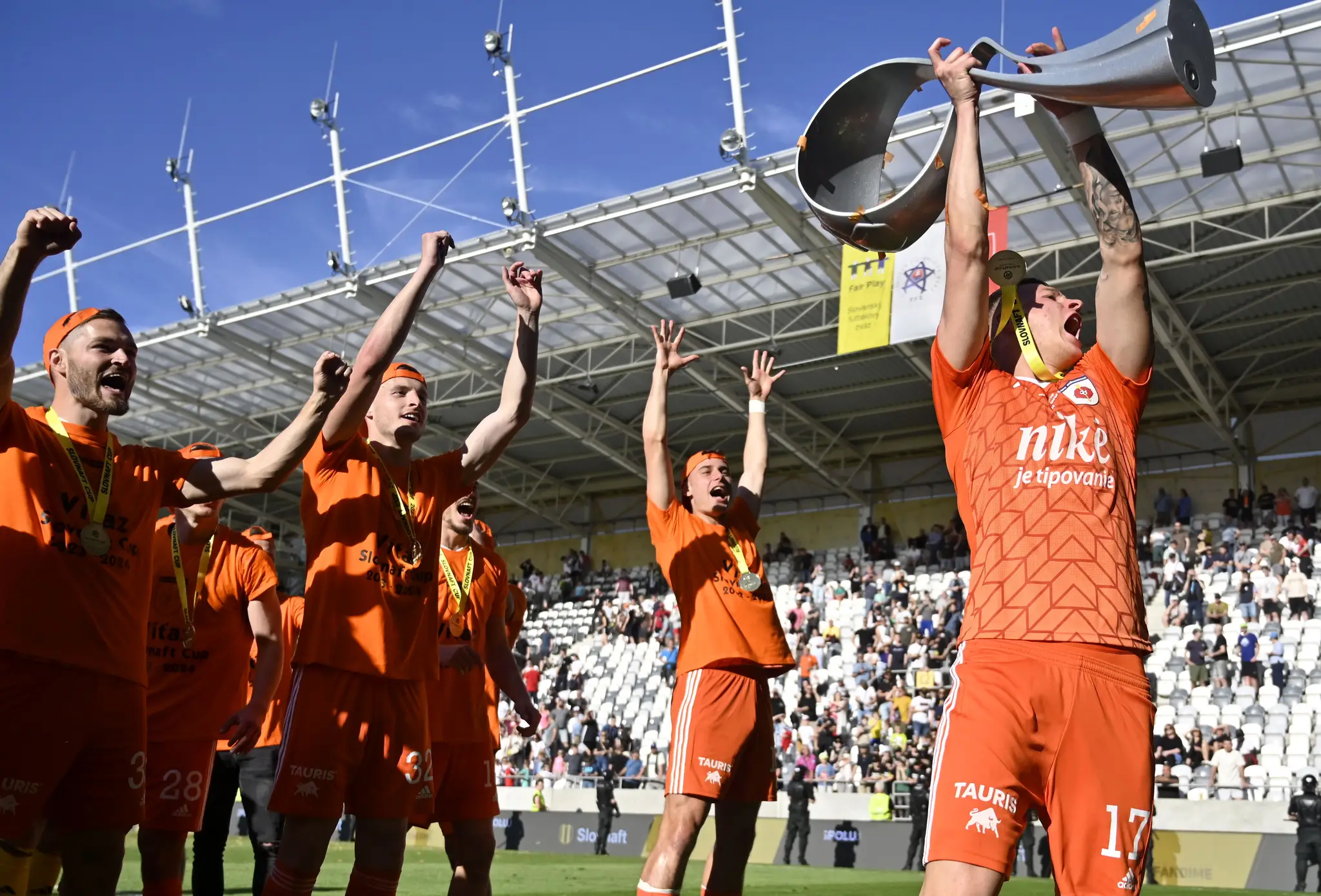 Ružomberok dvíha trofej nad hlavu po osemnástich rokoch.