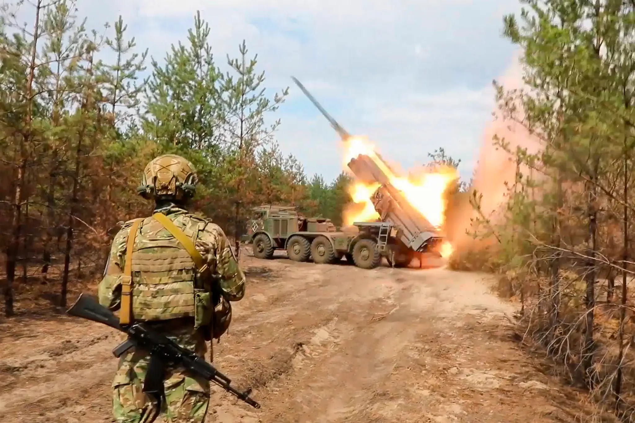 Na snímke z videa zverejnenej ruským ministerstvom obrany ruský raketový útok na Ukrajinu z neznámeho miesta.
