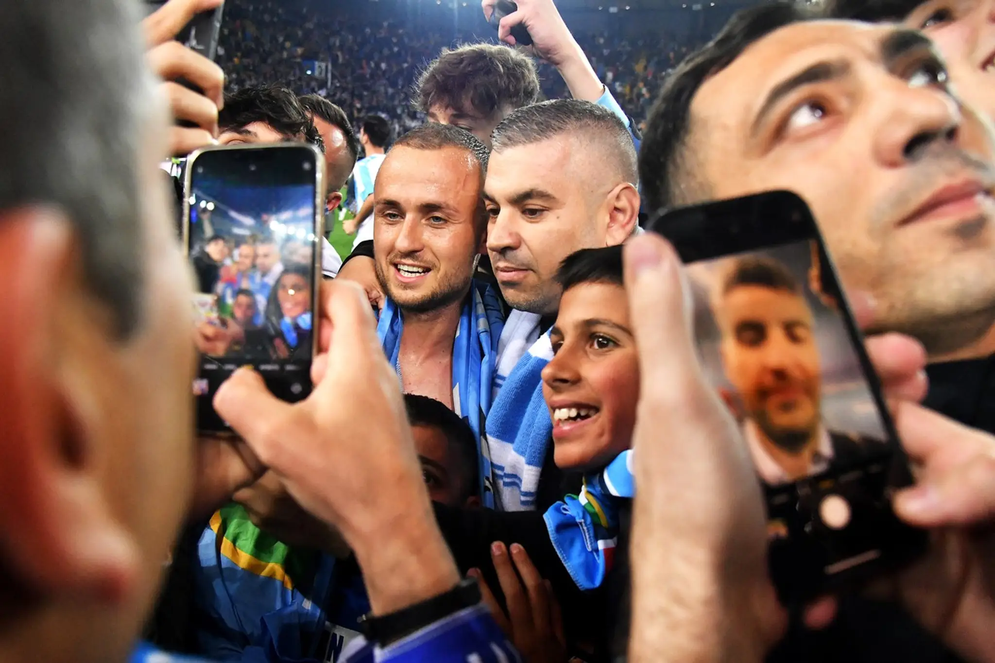 Stanislav Lobotka oslavuje s fanúšikmi zisk majstrovského titulu.