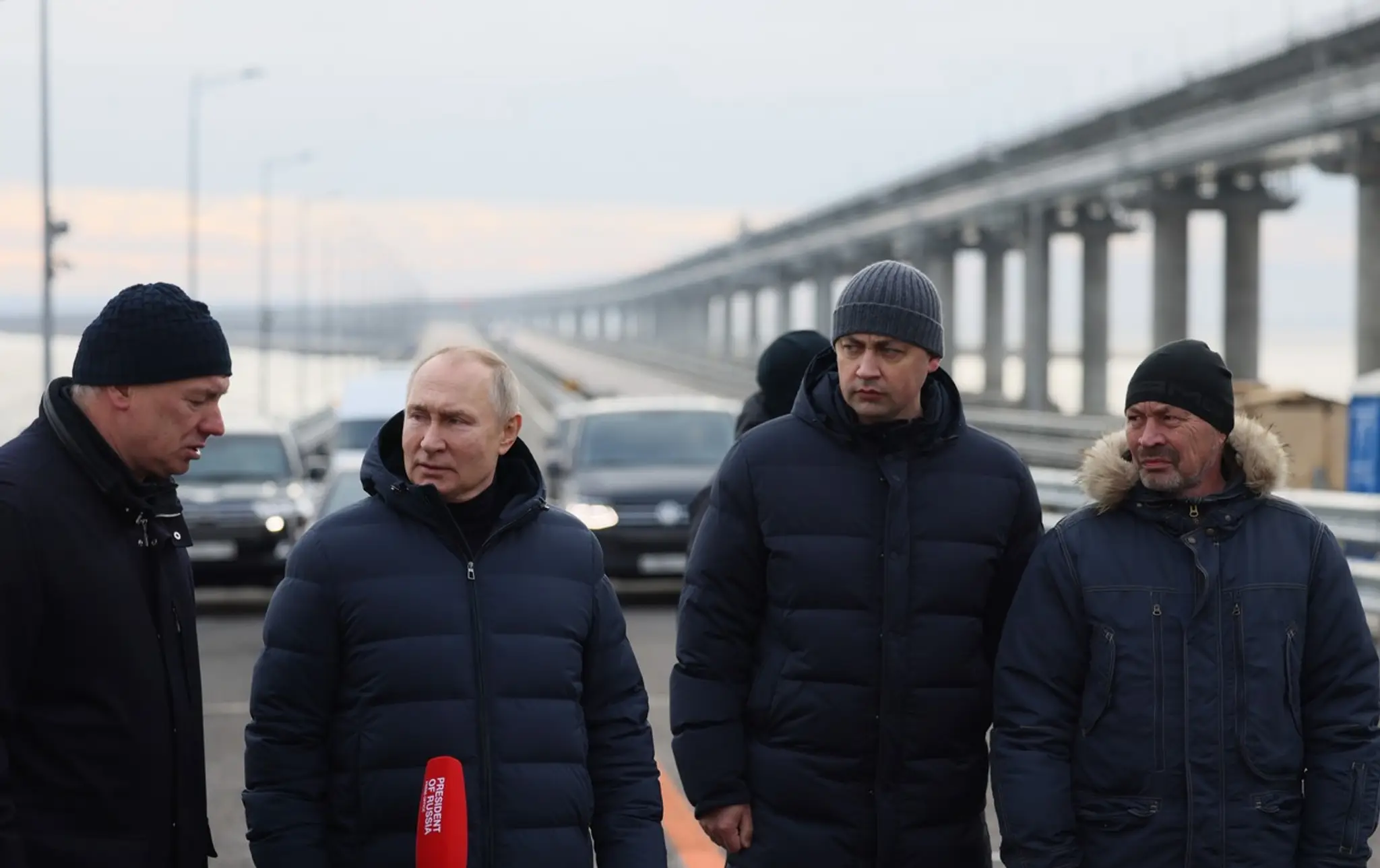 Ruský prezident Vladimir Putin počúva vicepremiéra Marata Chusnullina počas návštevy Kerčského mosta.