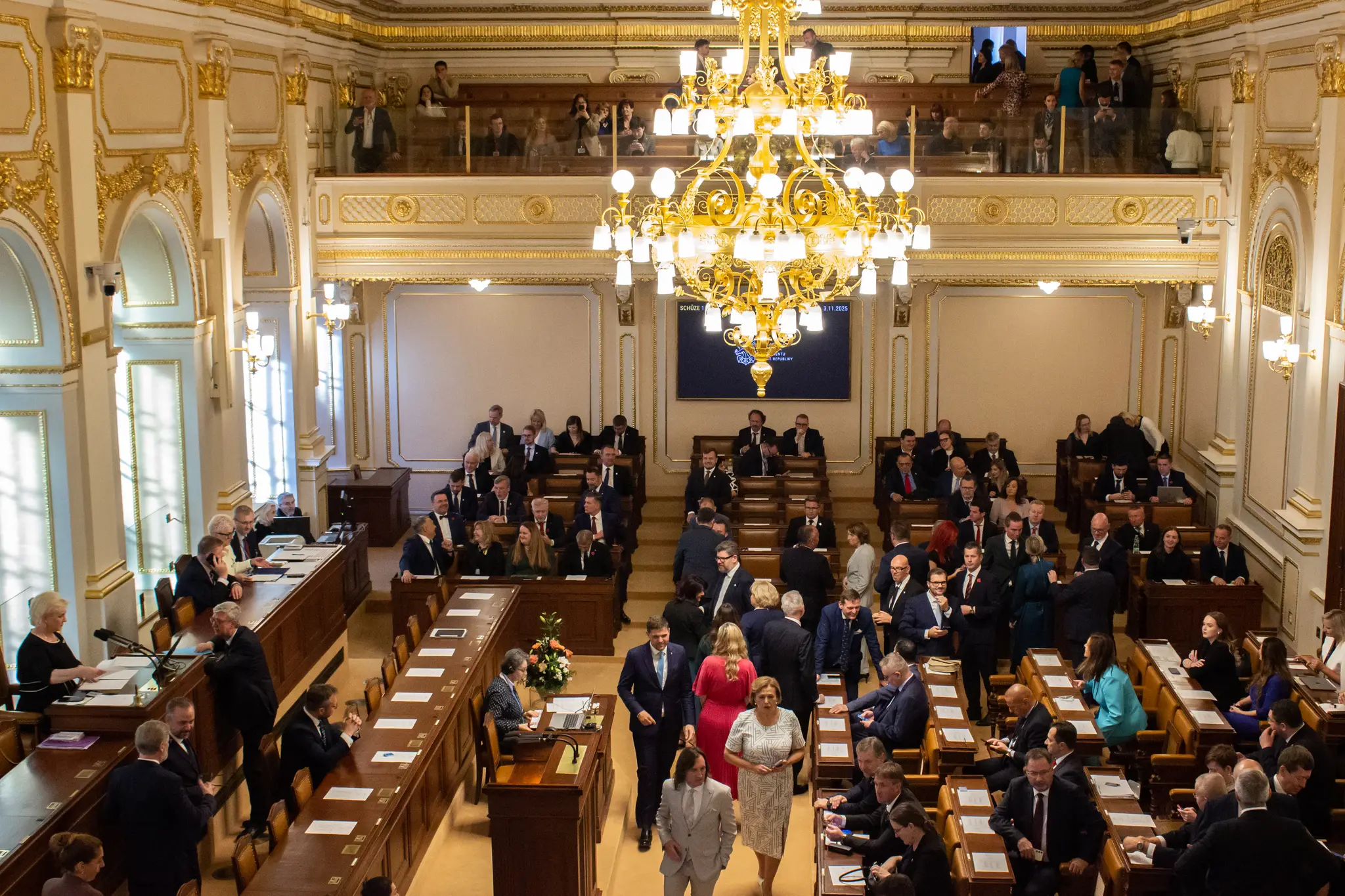 Na snímke českí poslanci krátko pred začiatkom ustanovujúcej schôdze Poslaneckej snemovne Parlamentu ČR v  Prahe.