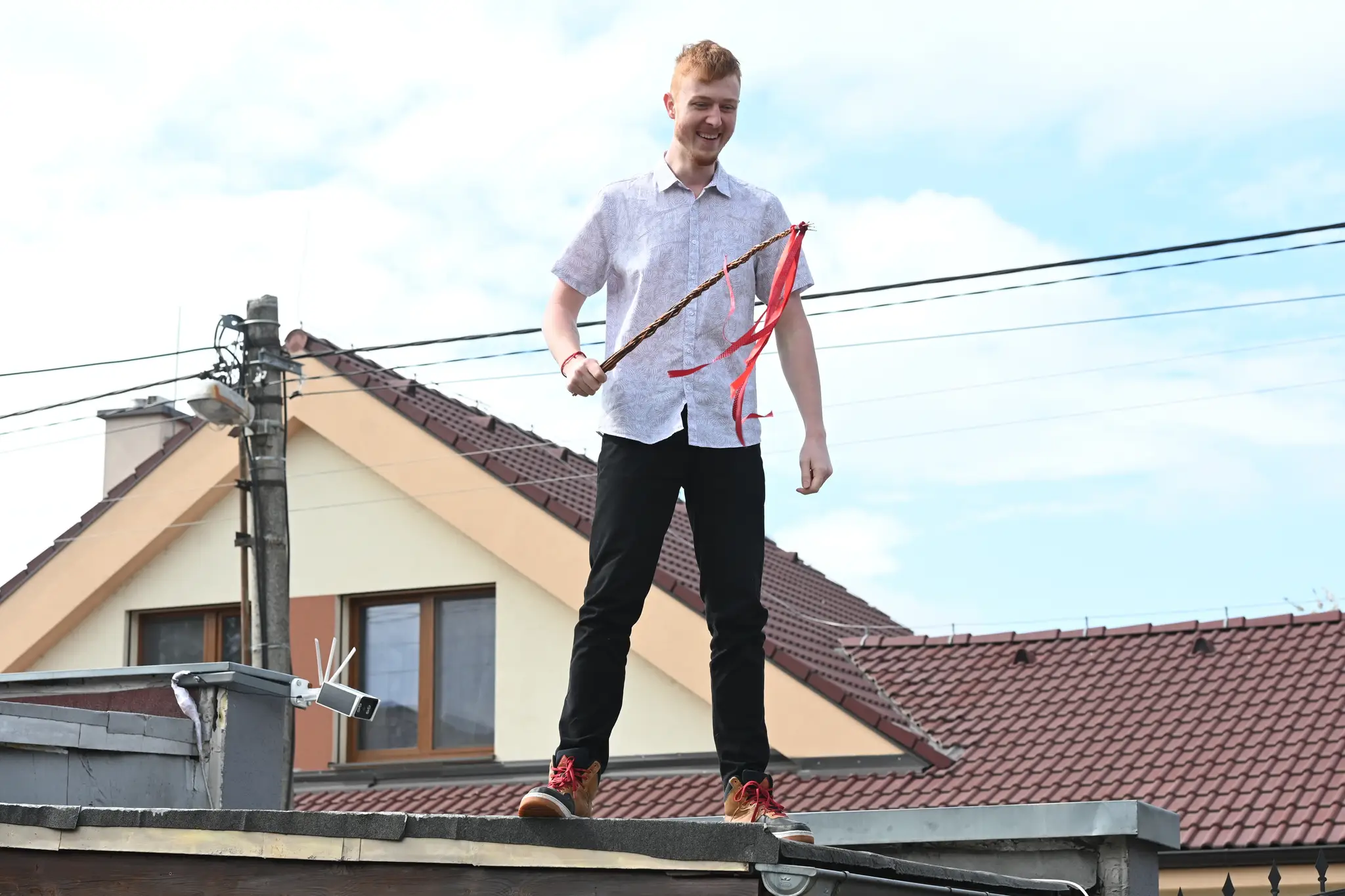 Súrodenci počas šibačky na Veľkonočný pondelok v Trnave.