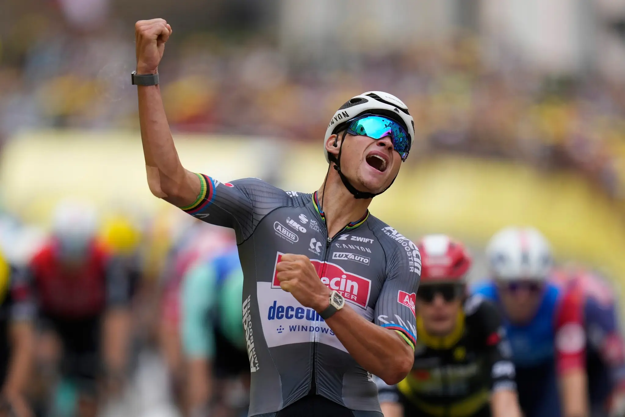 Holanďan Mathieu van der Poel oslavuje etapové víťazstvo.