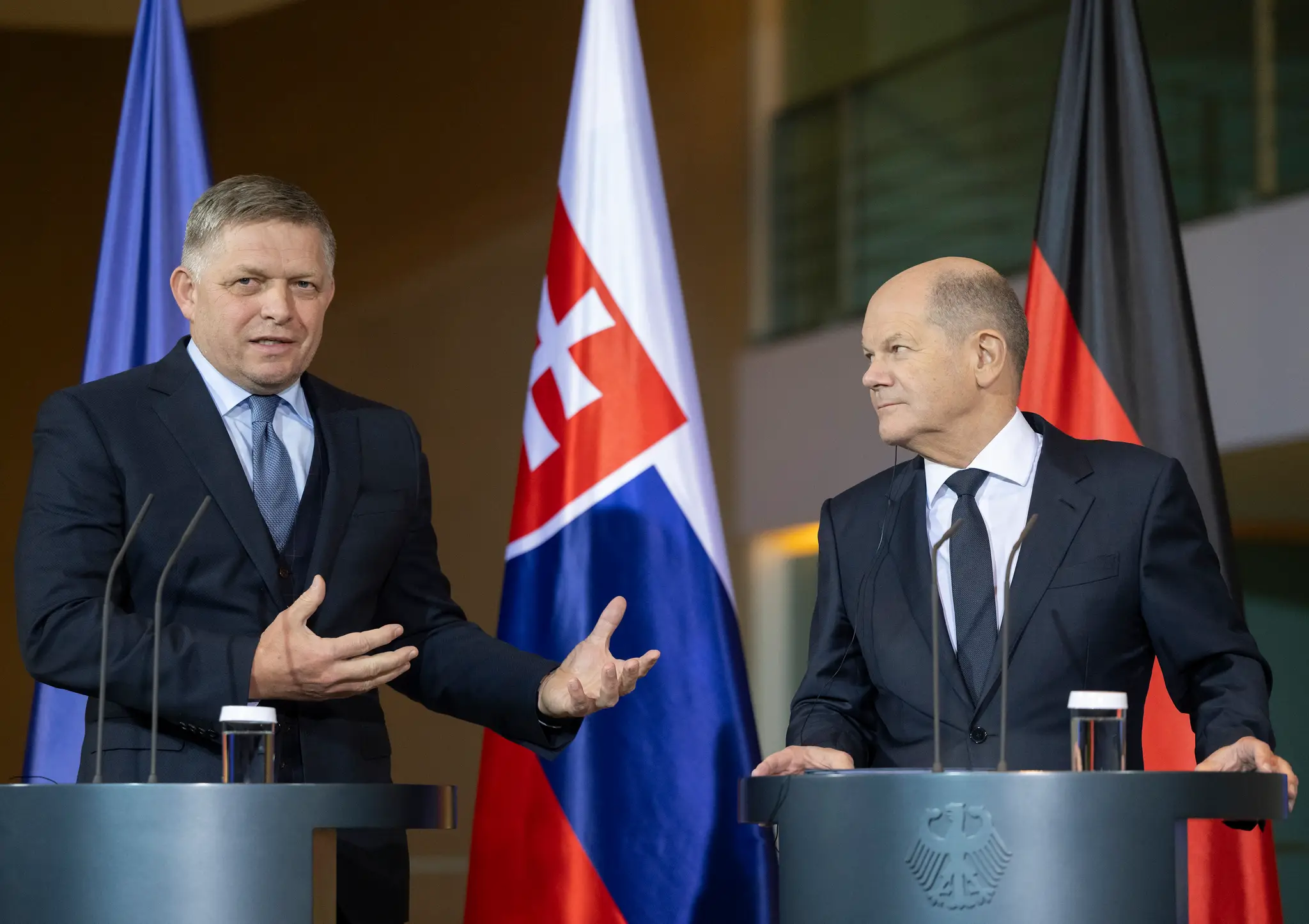 Na snímke sprava nemecký kancelár Olaf Scholz a predseda vlády SR Robert Fico (Smer-SD)