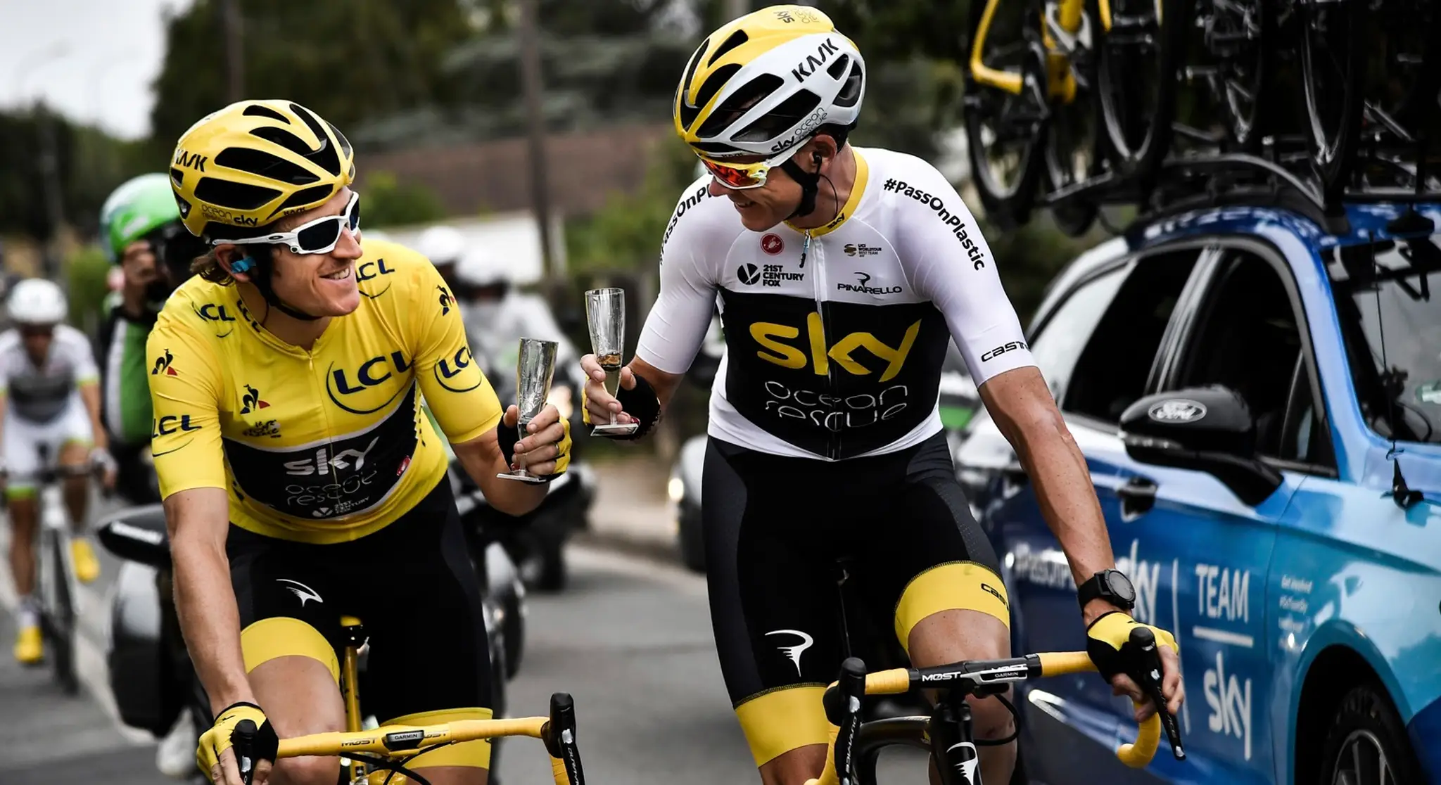 Geraint Thomas  v žltom drese a jeho tímový kolega Christopher Froome si pripíjajú so šampanským počas 21. etapy TdF 2018.