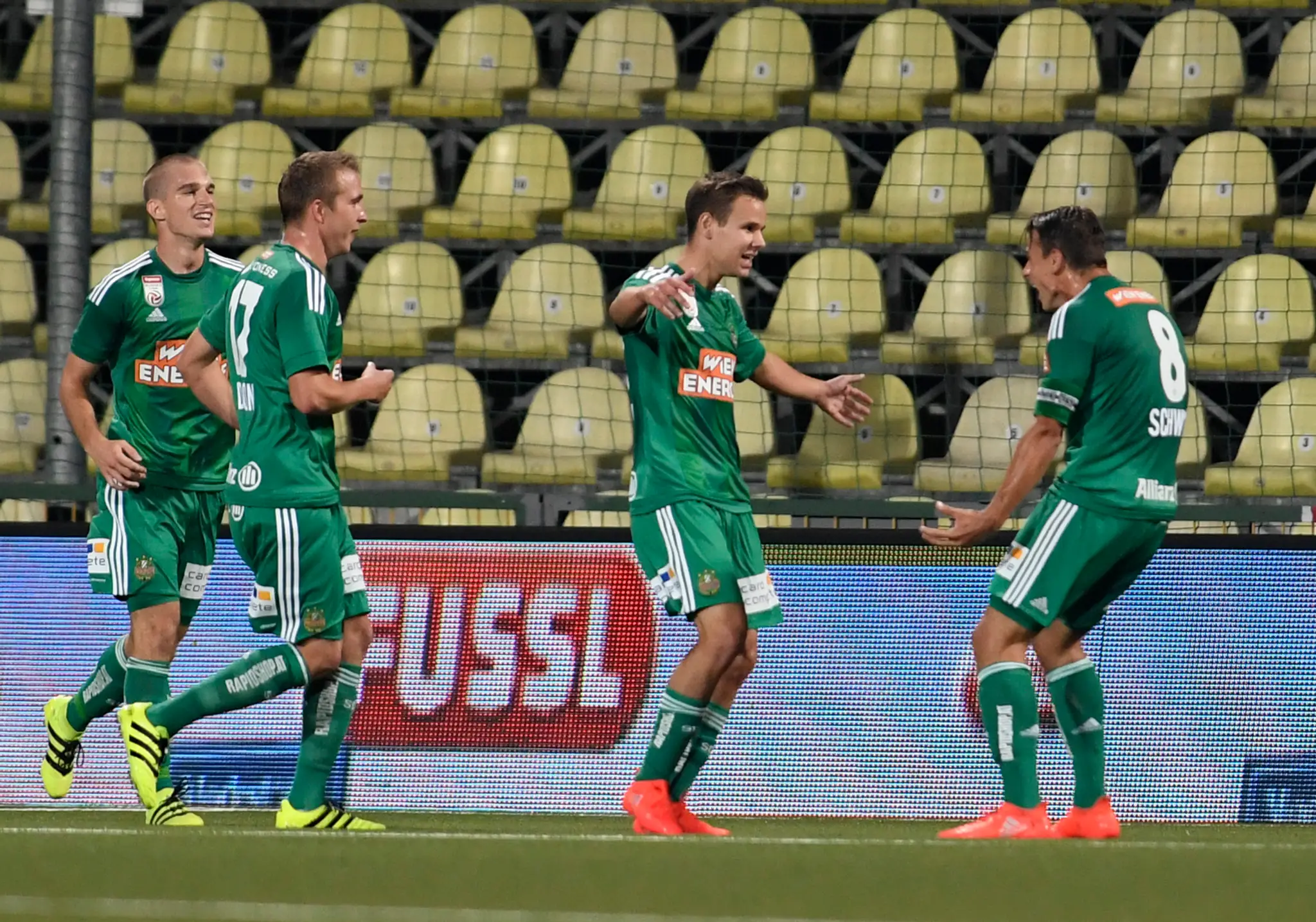 Gólová radosť hráčov Rapidu Viedeň v dueli predkola EL proti AS Trenčín.