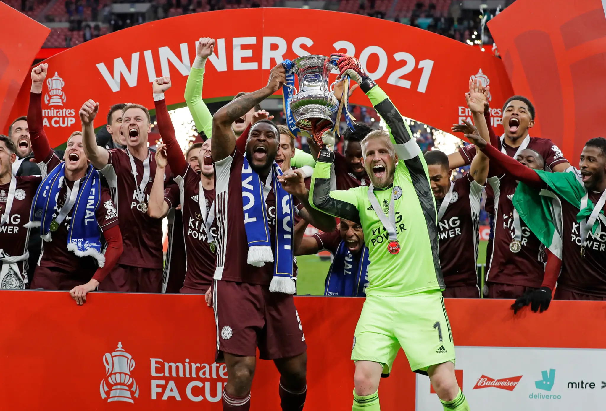 Sprava Kasper Schmeichel a Wes Morgan z Leicesteru oslavujú triumf v FA Cupe.