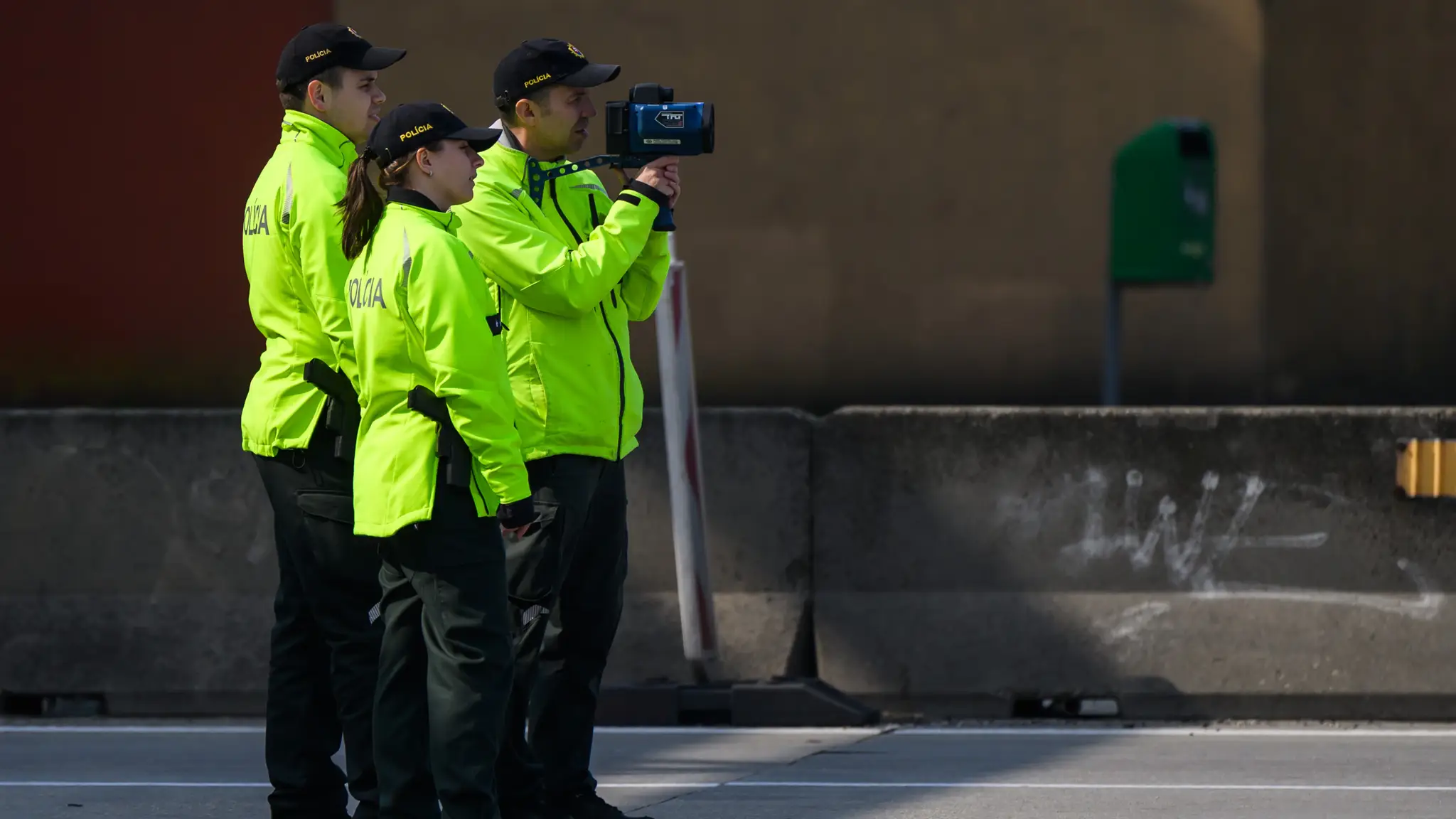Policajti pre slintačku a krívačku zastavujú vozidlá na hraničných priechodoch