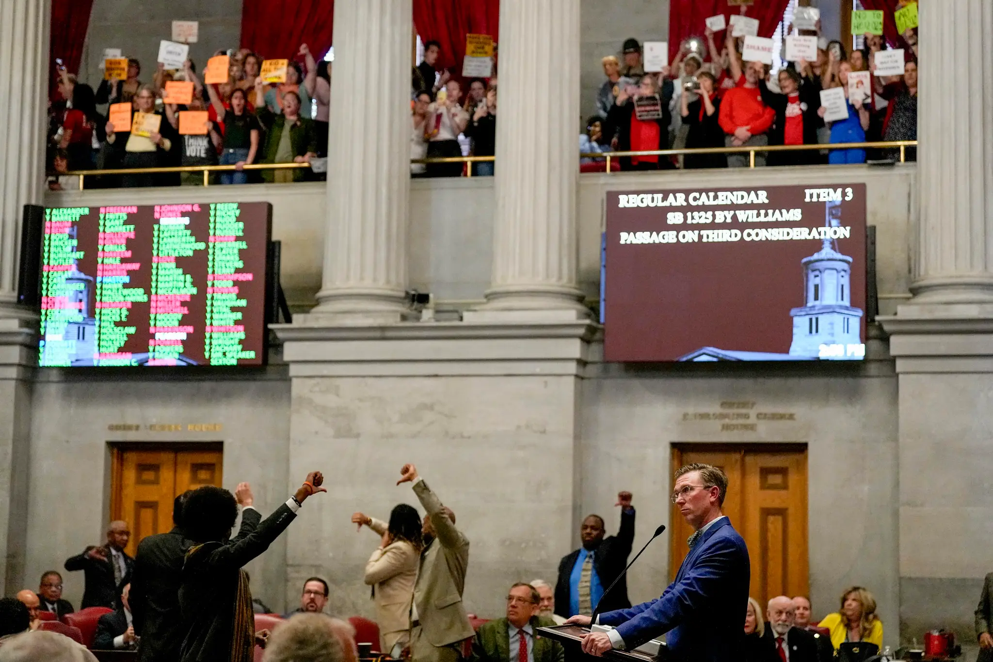 Zákonodarcovia v americkom štáte Tennessee schválili návrh zákona, ktorý umožňuje učiteľom nosiť zbrane.